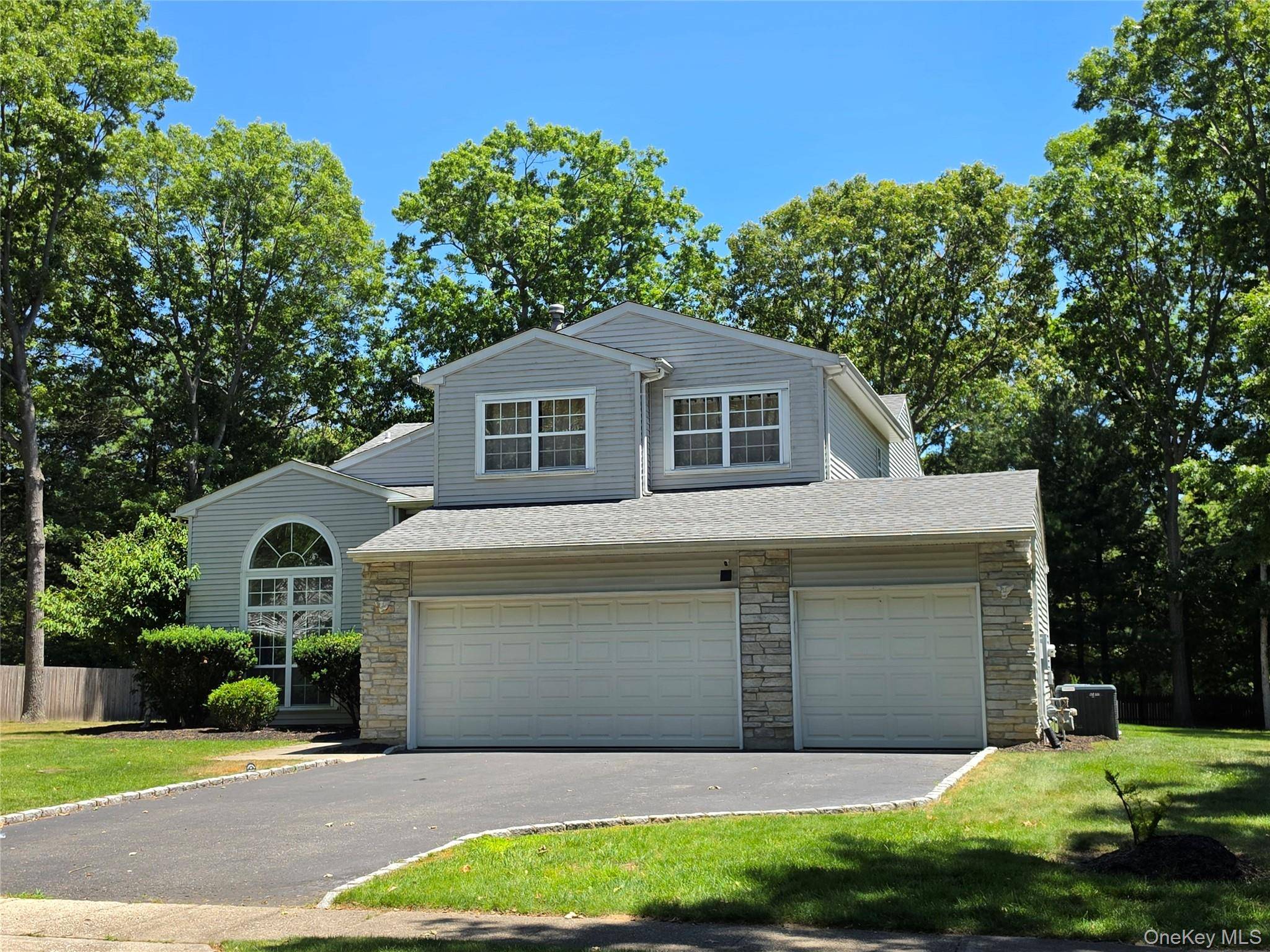 3 Arbor Field WAY, Lake Grove, NY 11755