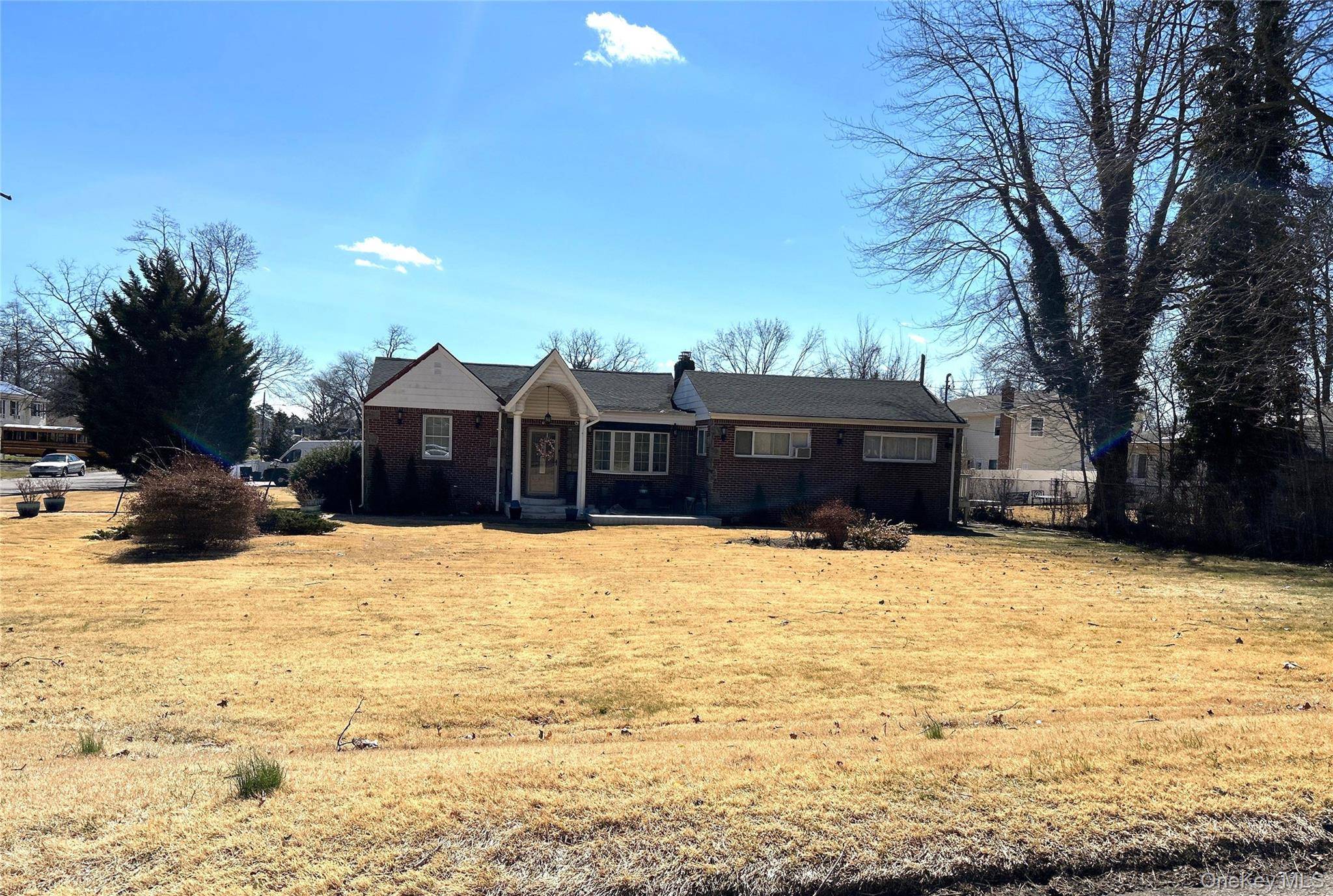38 Hilltop LN, Wheatley Heights, NY 11798