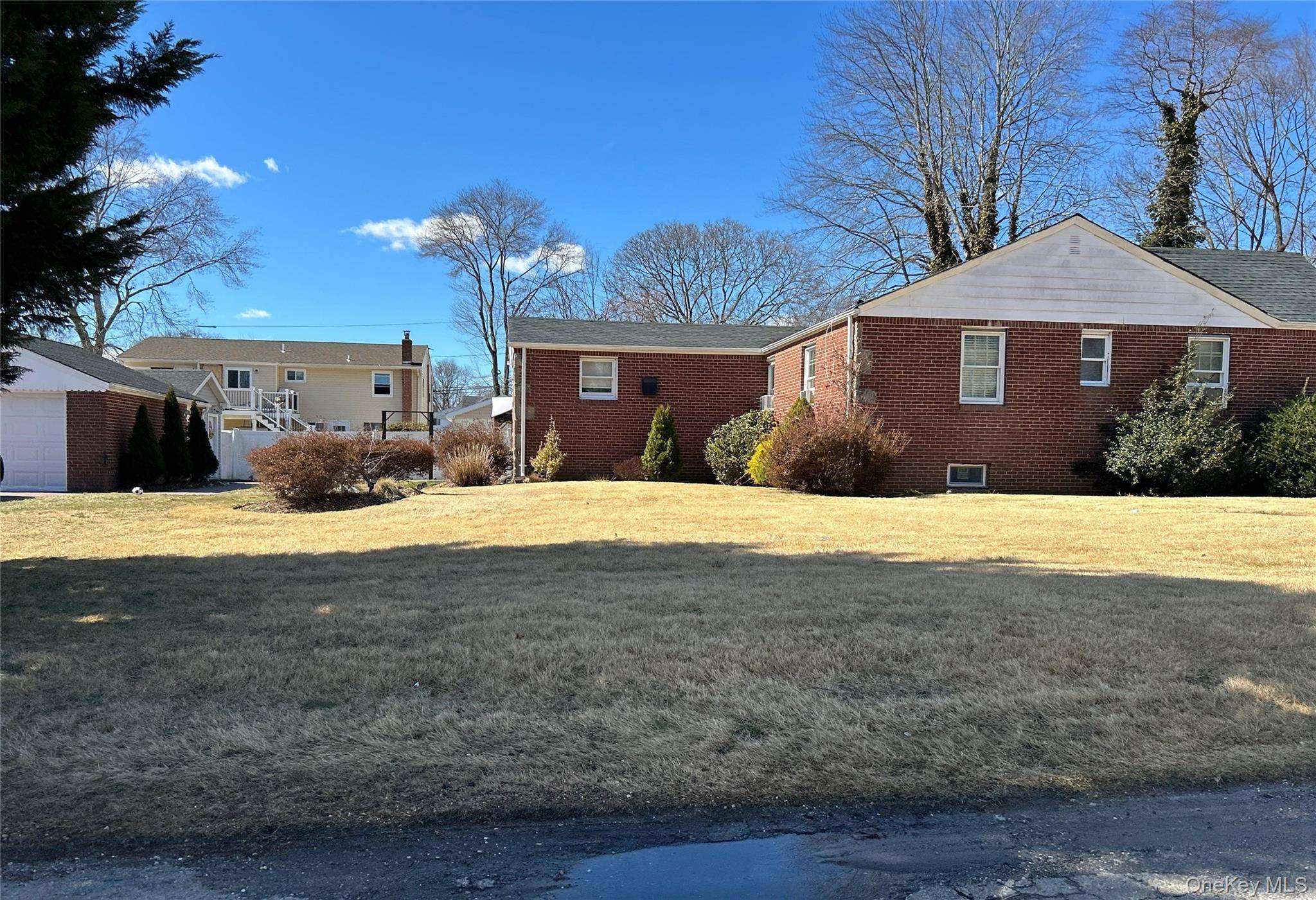 38 Hilltop LN, Wheatley Heights, NY 11798