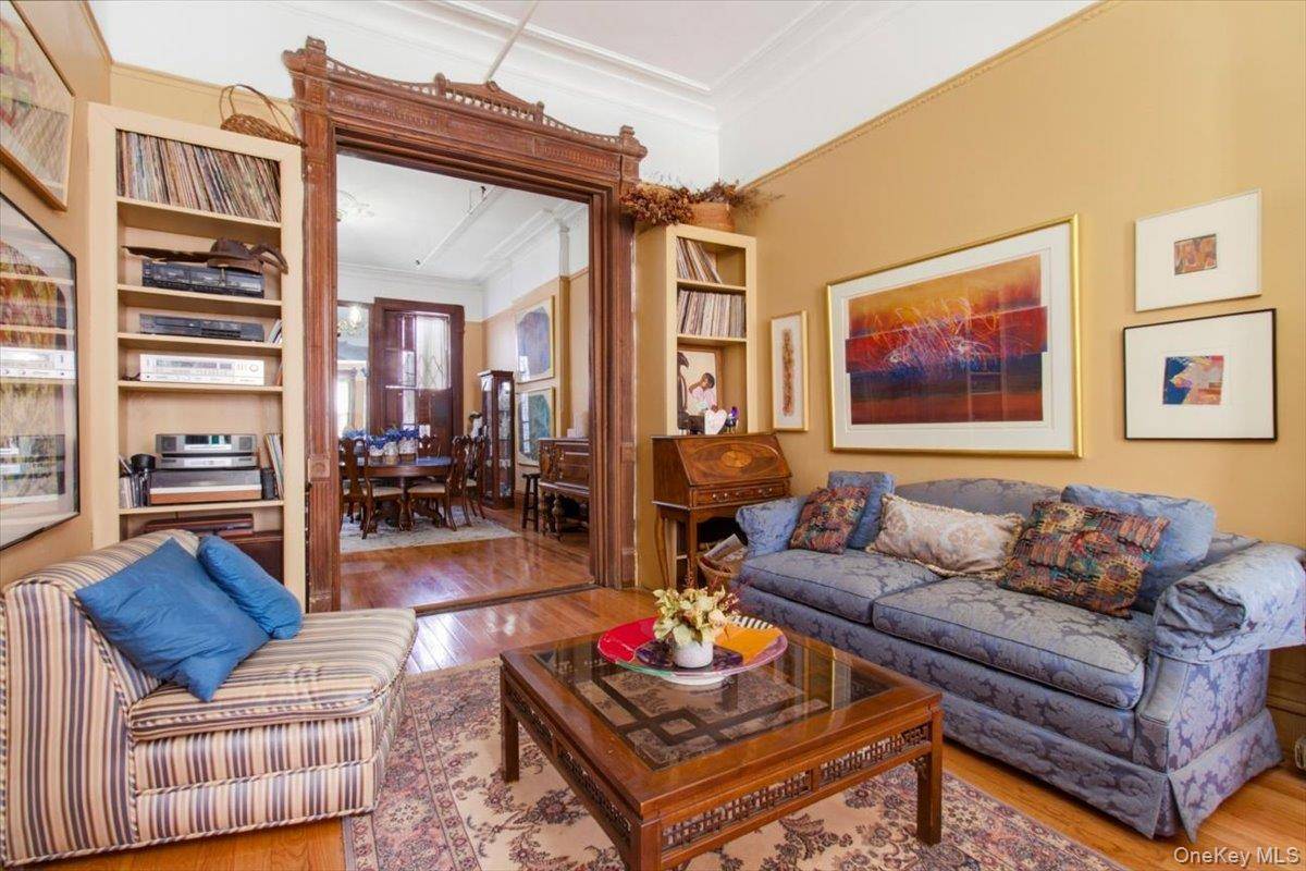 107 W 131st ST, New York (manhattan), NY 10027