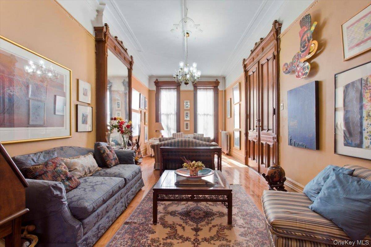 107 W 131st ST, New York (manhattan), NY 10027