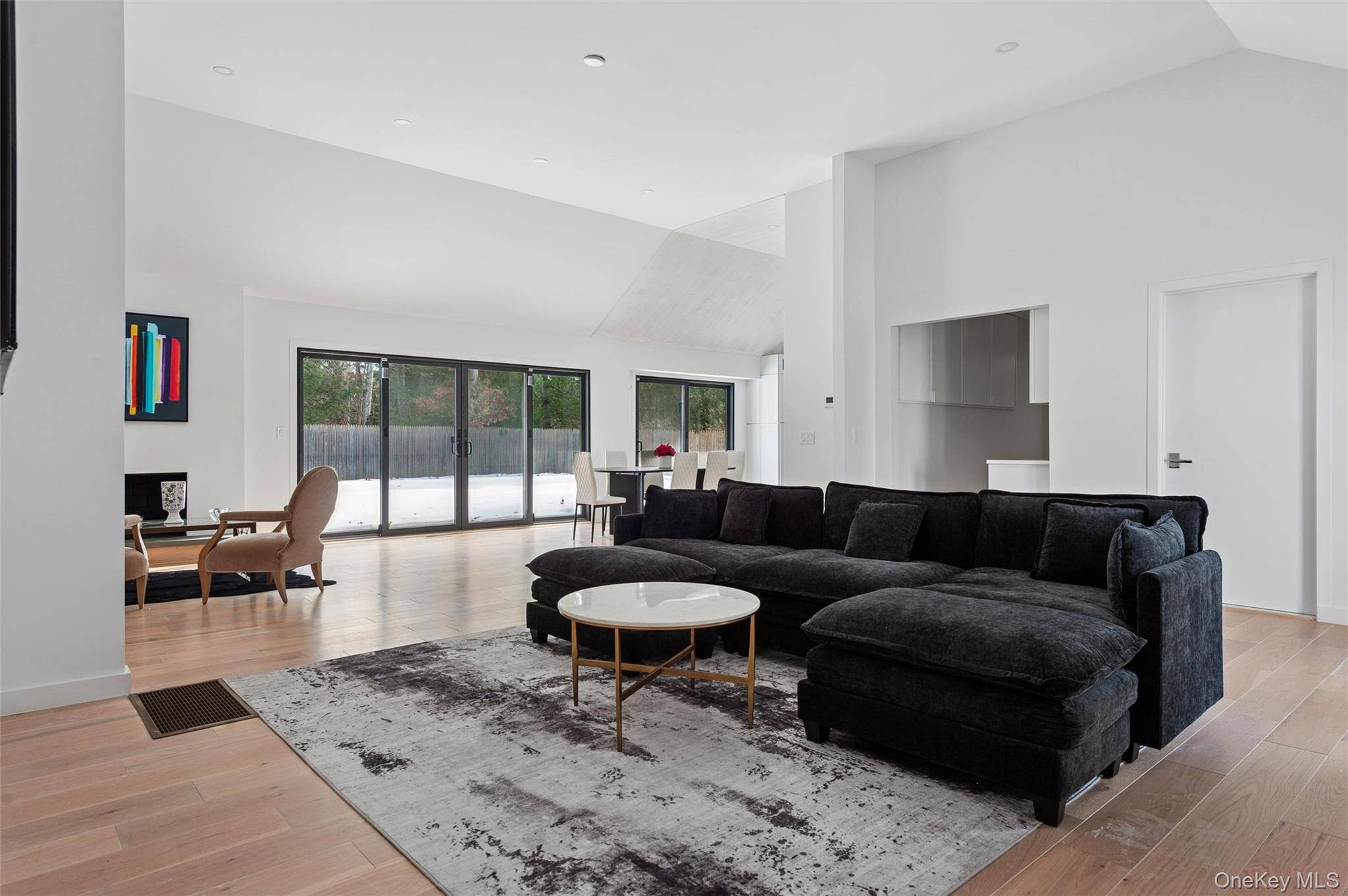 10 Hampton ST, Westhampton Beach, NY 11978