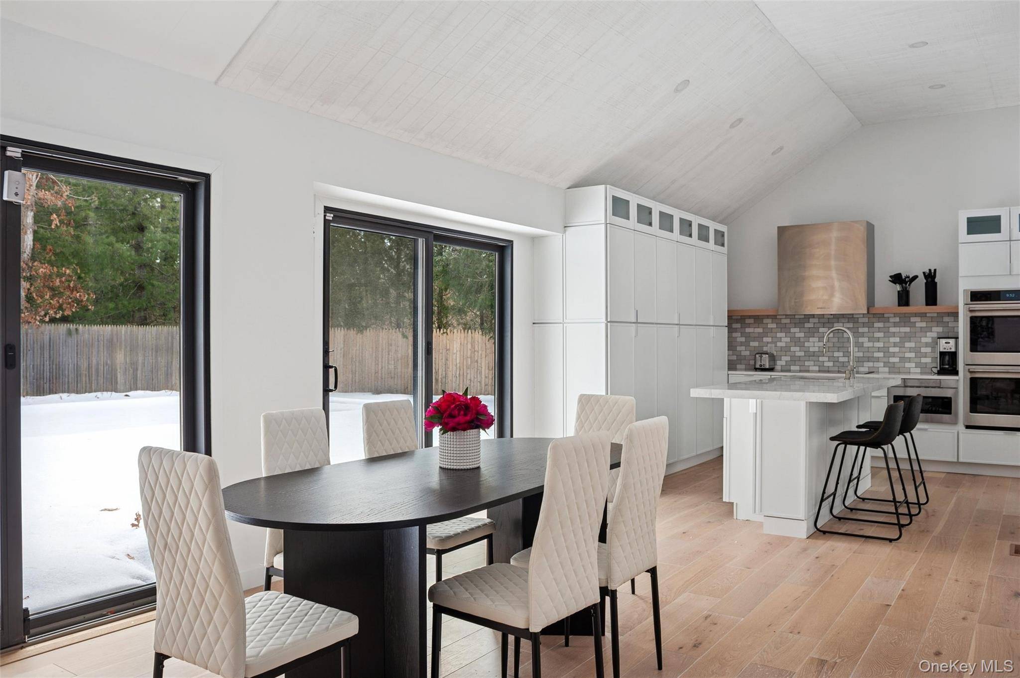 10 Hampton ST, Westhampton Beach, NY 11978