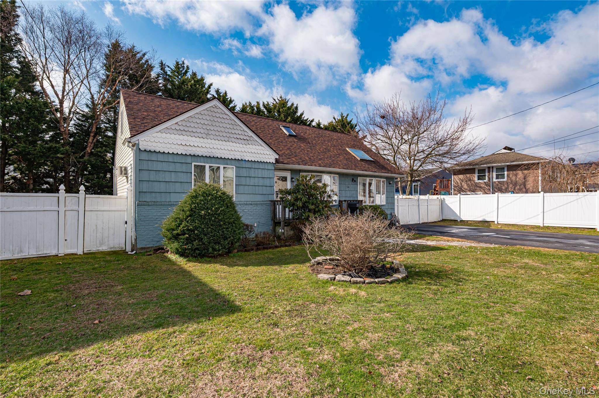14 Willoughby PL, West Islip, NY 11795