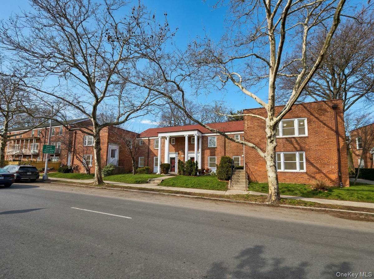 144-37 Grand Central Pkwy #74E, Briarwood, NY 11435