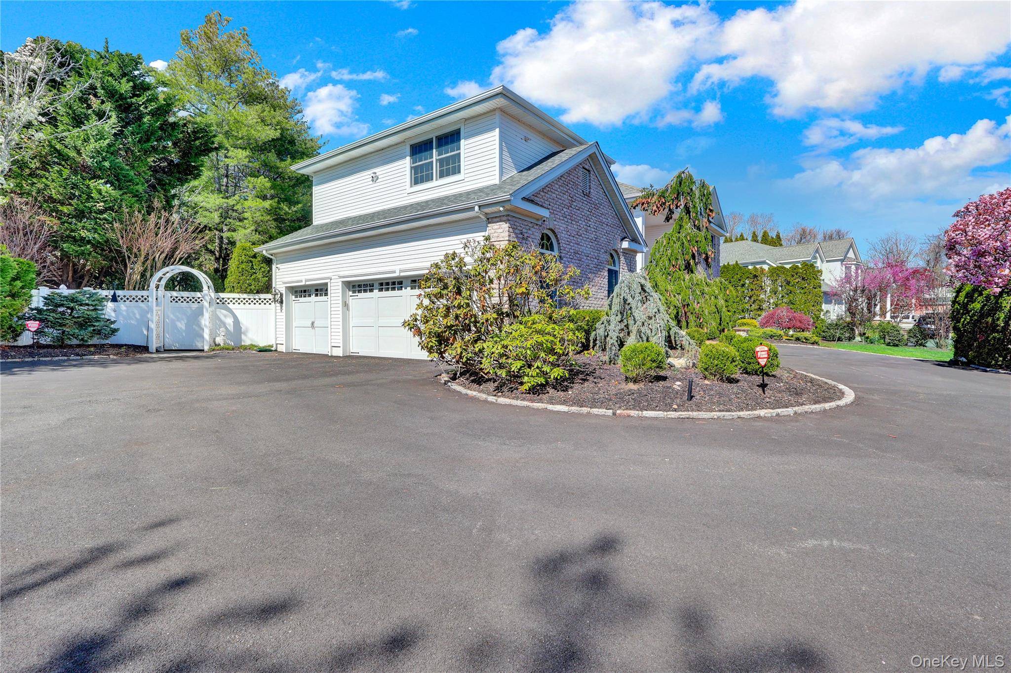 15 Pironi CT, Woodbury, NY 11797