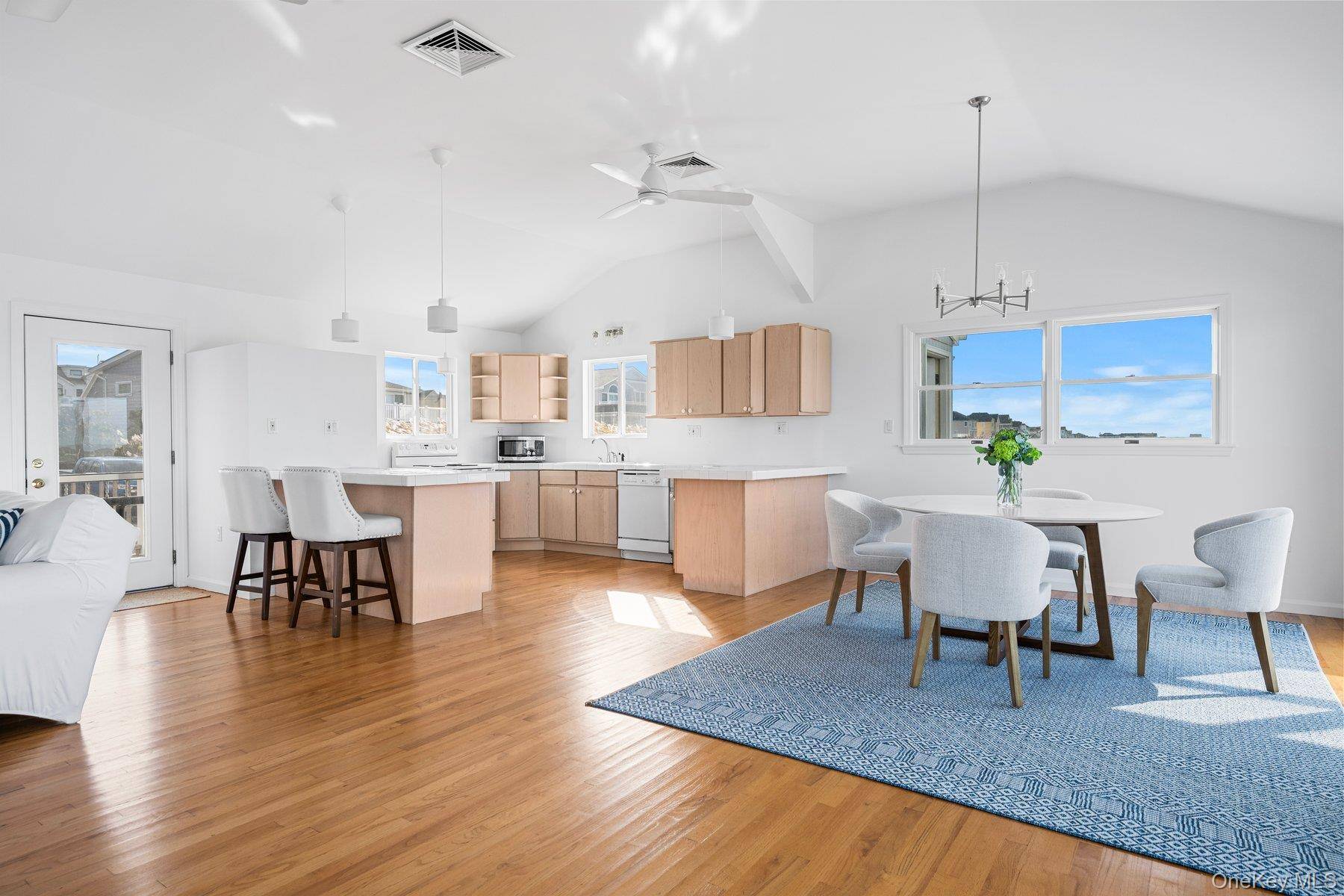 654A Dune RD, Westhampton Dunes, NY 11978