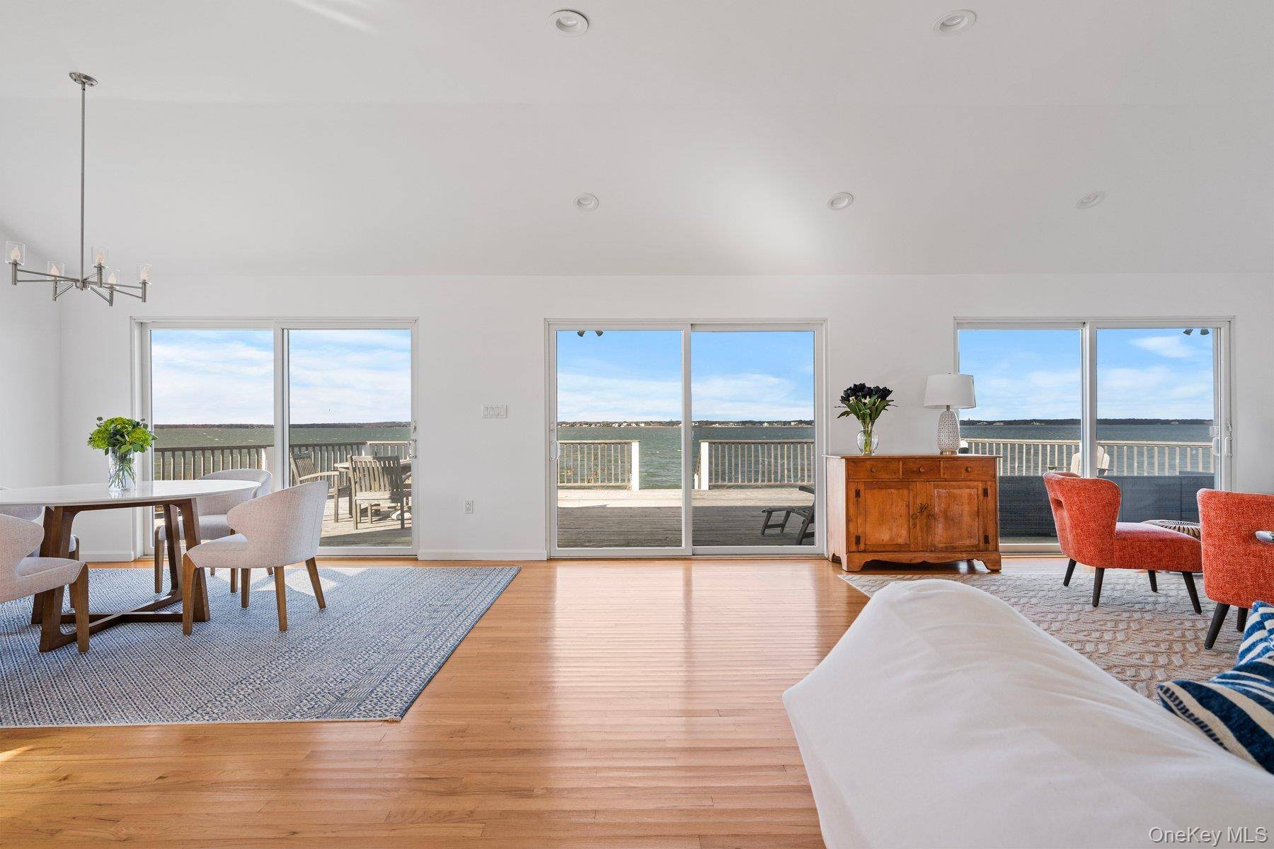 654A Dune RD, Westhampton Dunes, NY 11978