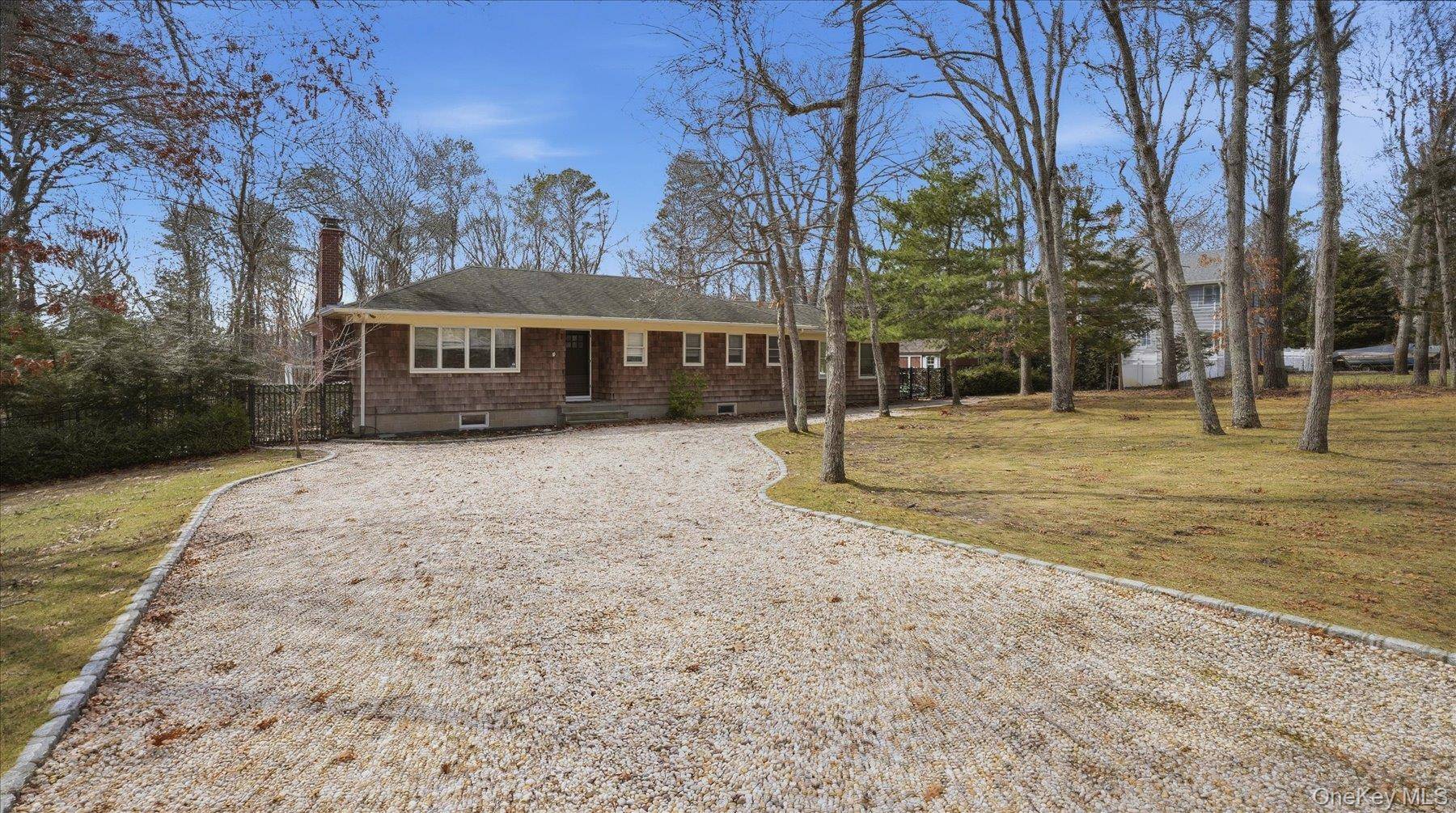 3 Robins Nest LN, Hampton Bays, NY 11946