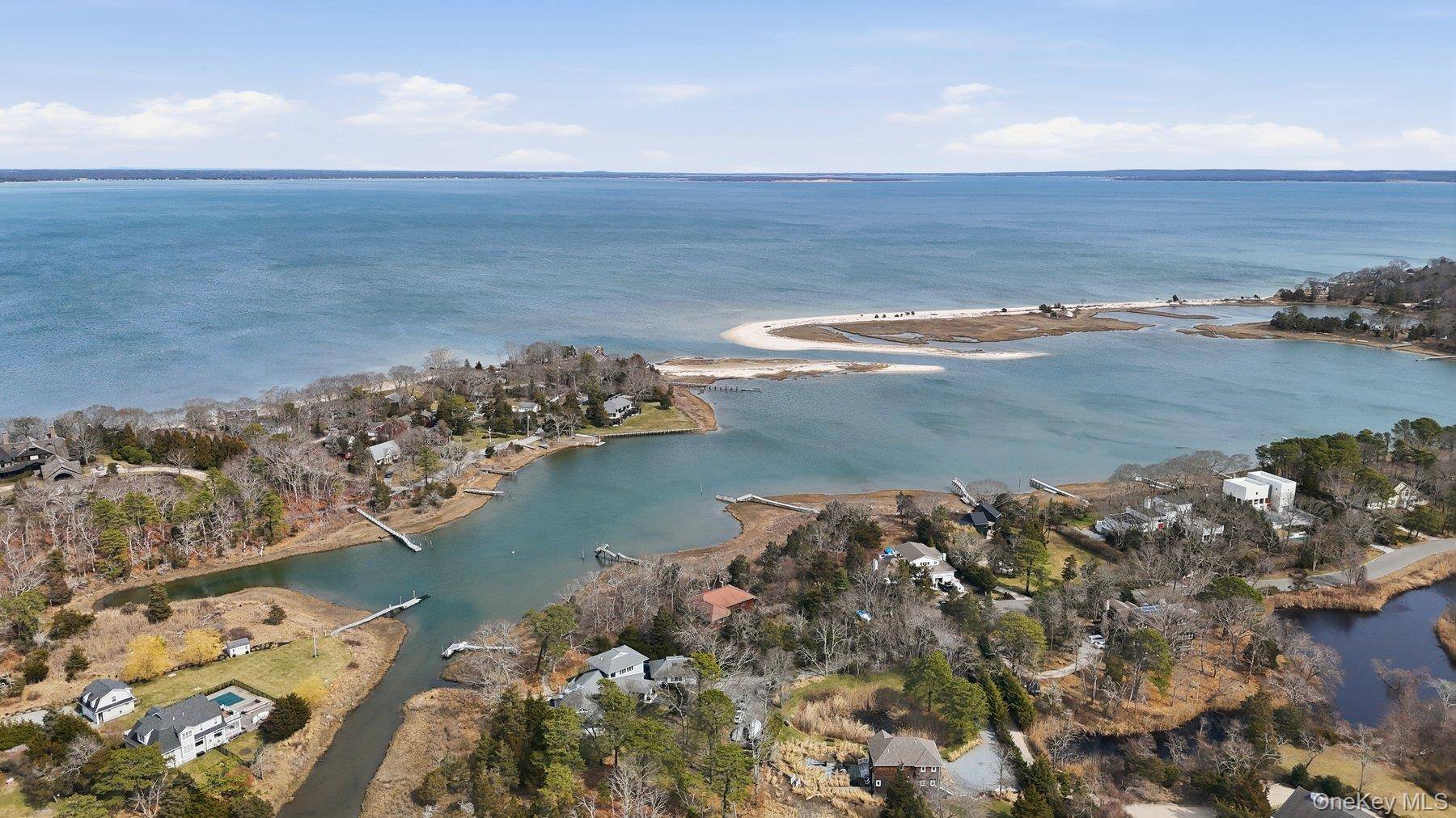 3 Robins Nest LN, Hampton Bays, NY 11946