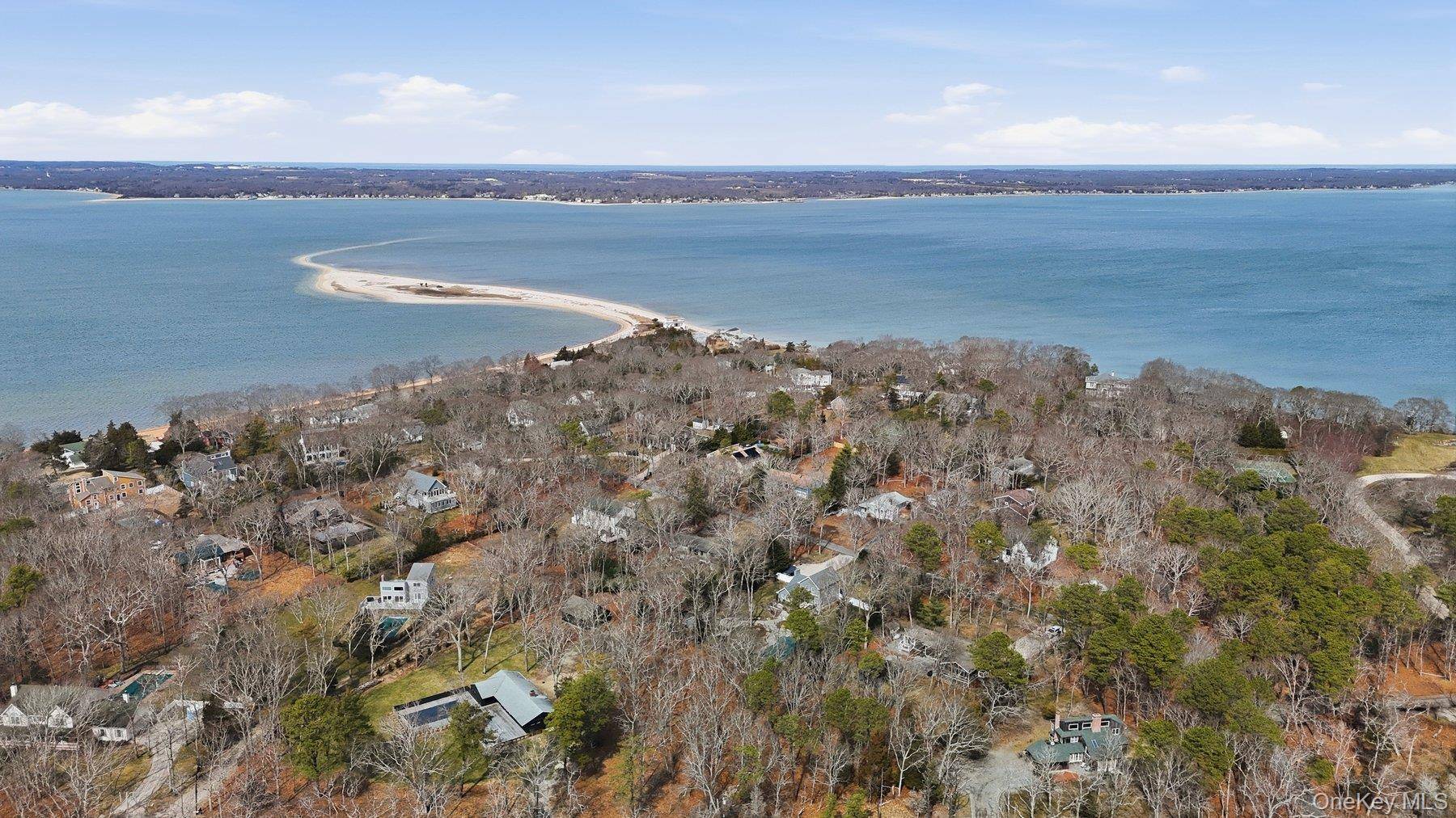 3 Robins Nest LN, Hampton Bays, NY 11946