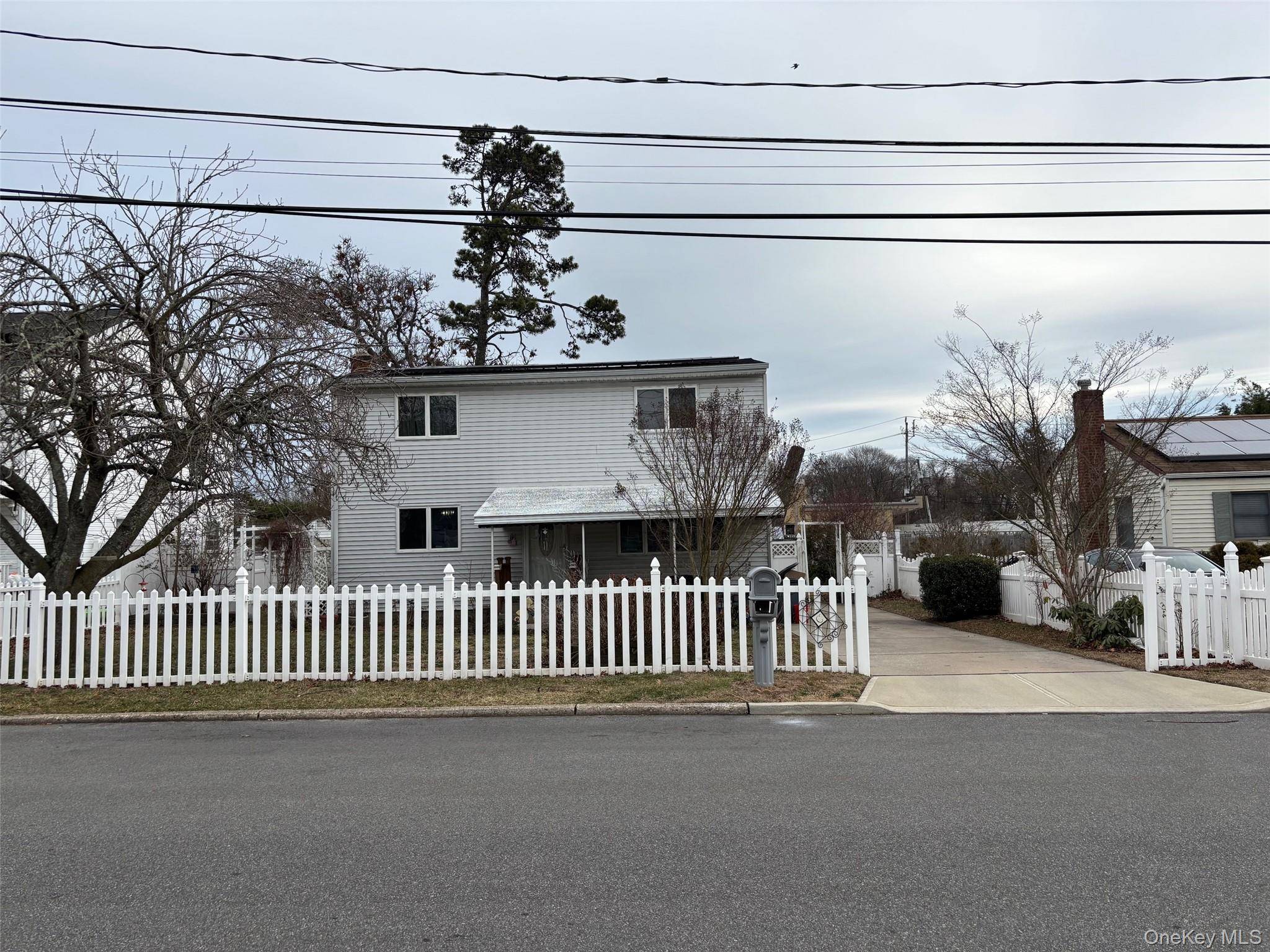 33 Lakewood AVE, Ronkonkoma, NY 11779