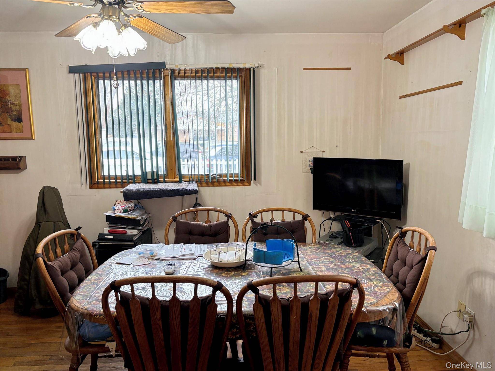 33 Lakewood AVE, Ronkonkoma, NY 11779