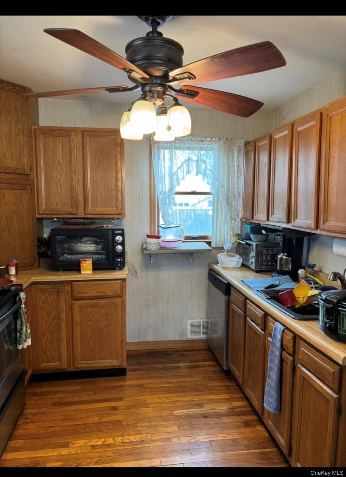 33 Lakewood AVE, Ronkonkoma, NY 11779