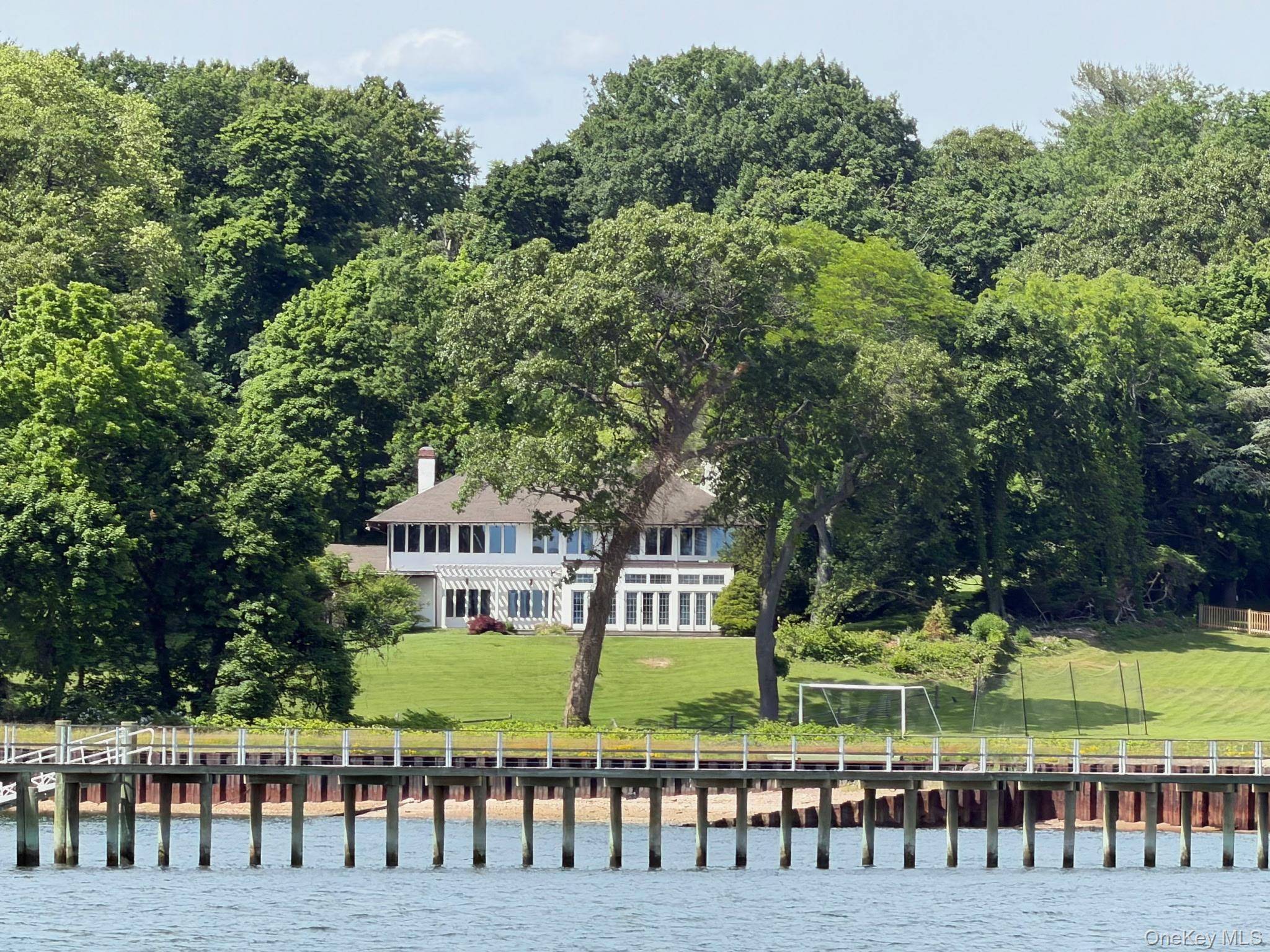 45 Cedar LN, Sands Point, NY 11050
