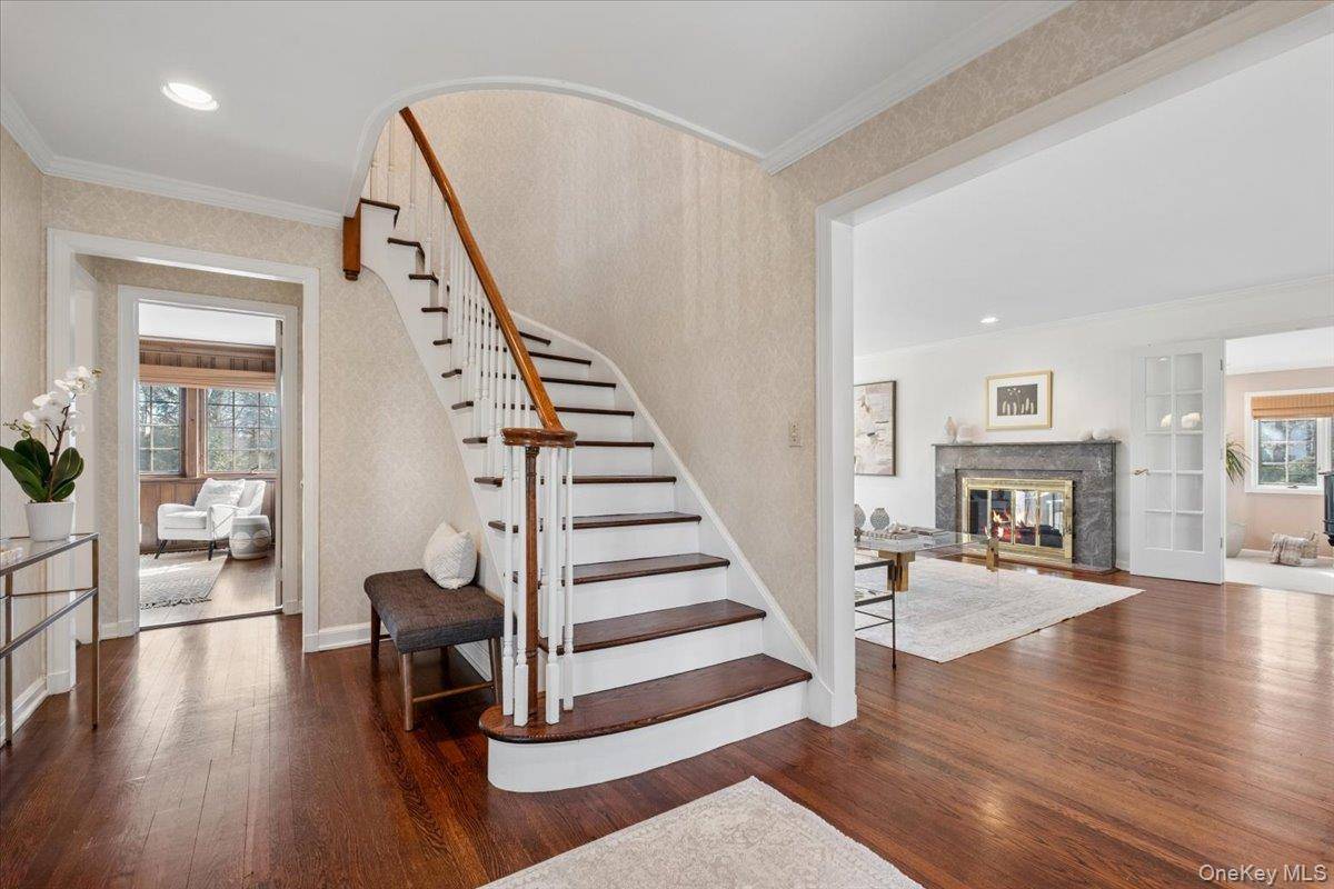 1 Normandy LN, Scarsdale, NY 10583