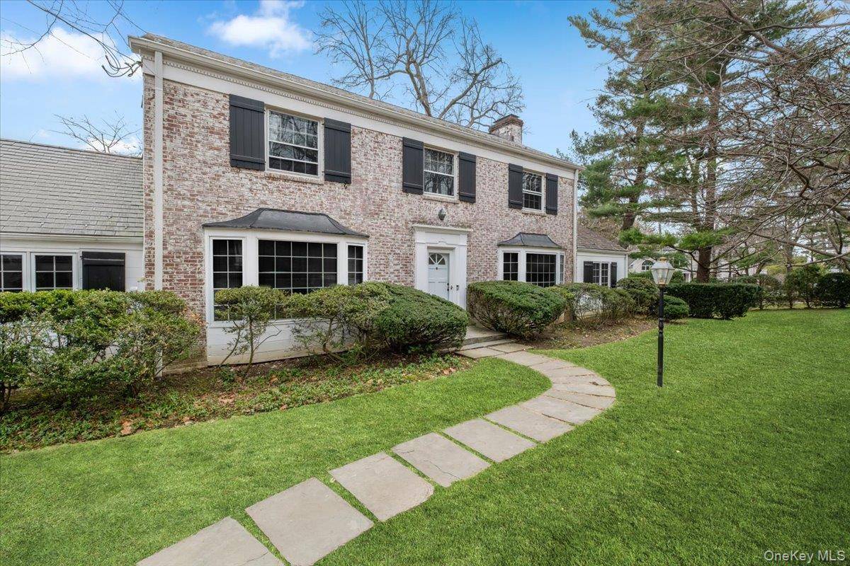 1 Normandy LN, Scarsdale, NY 10583