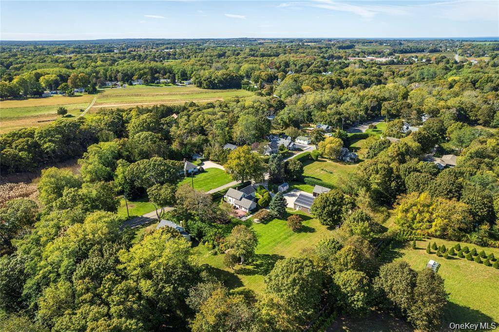 3275 Skunk LN, Cutchogue, NY 11935