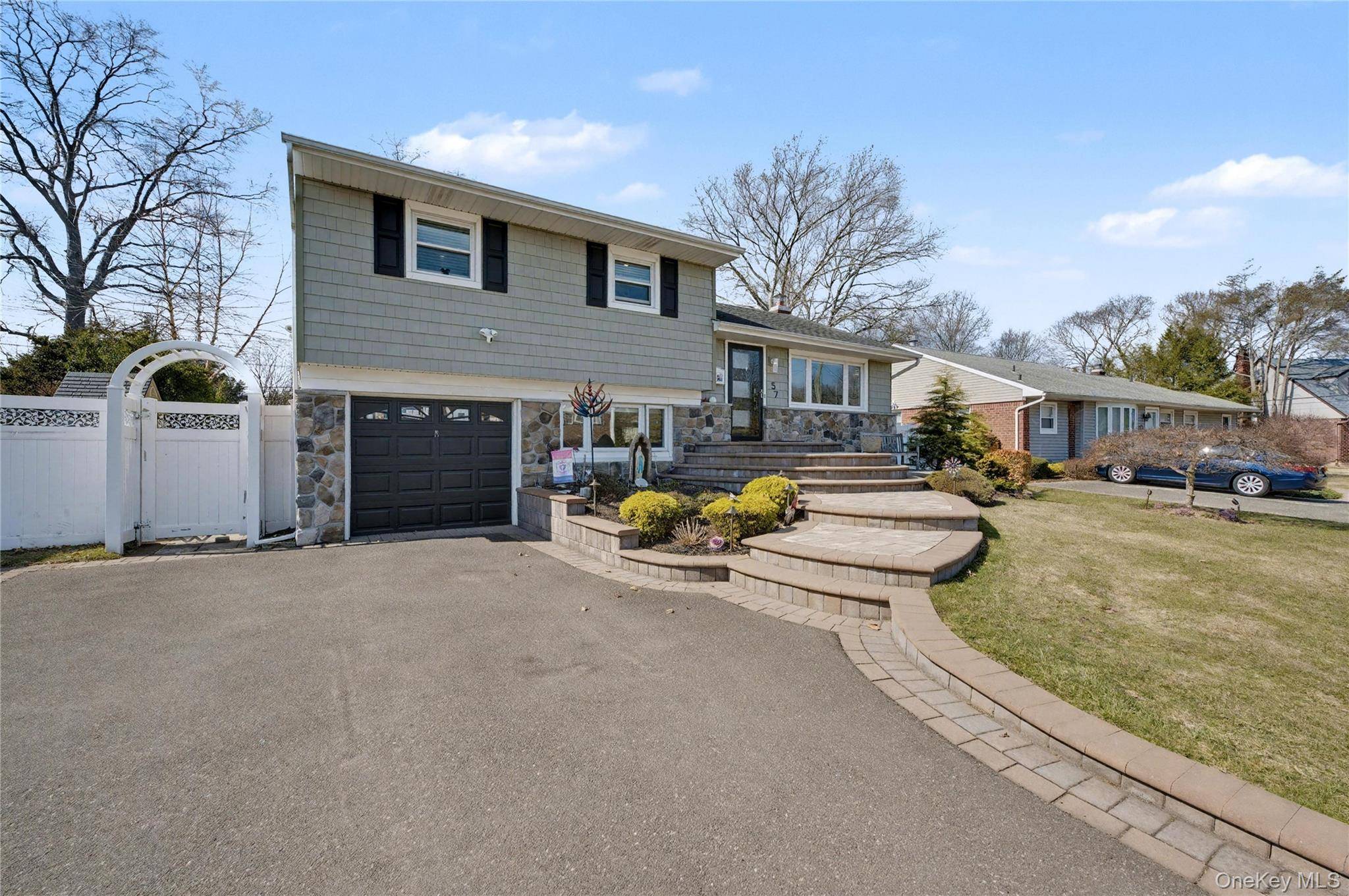 57 Richfield ST, Plainview, NY 11803