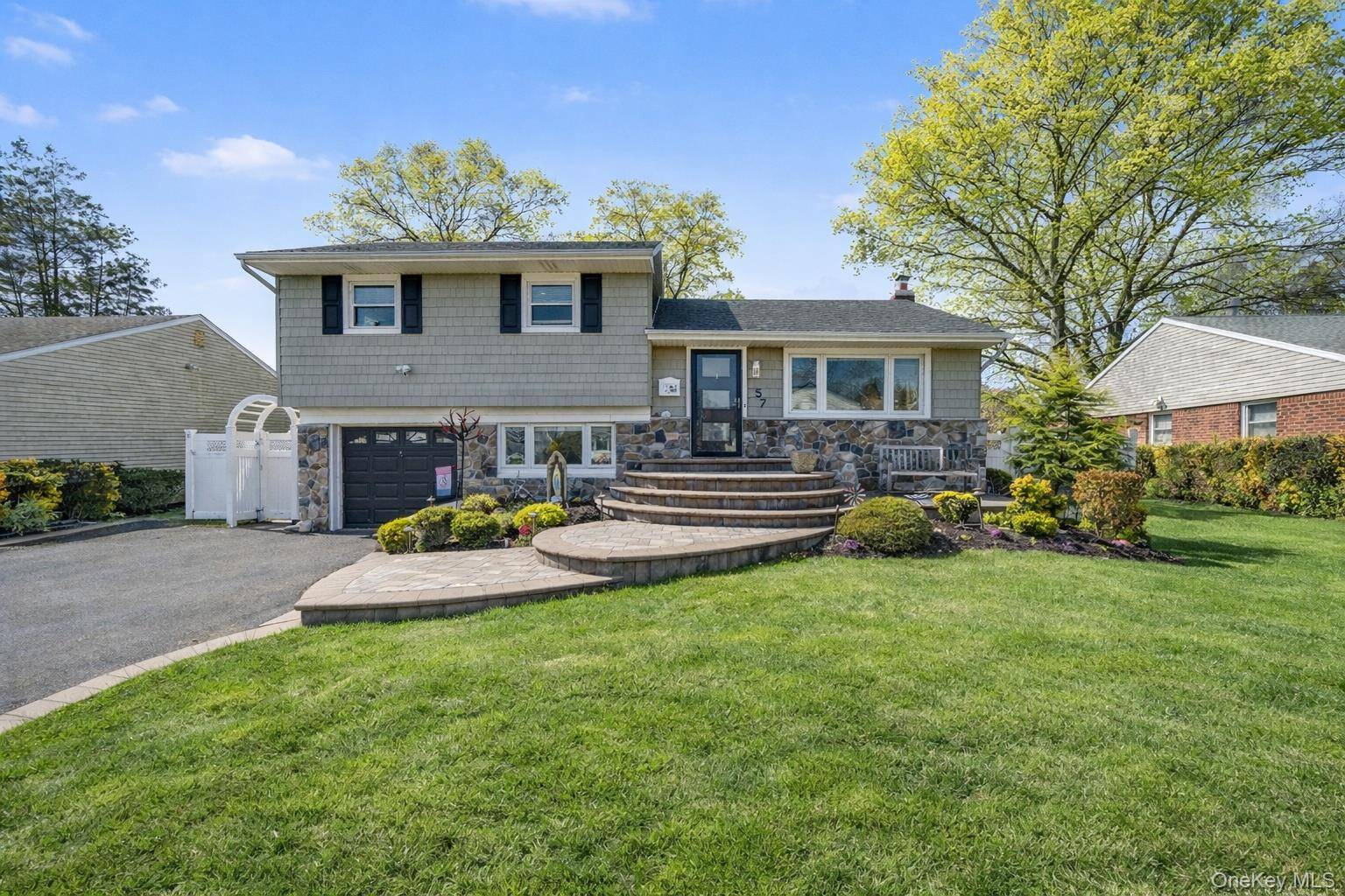 57 Richfield ST, Plainview, NY 11803