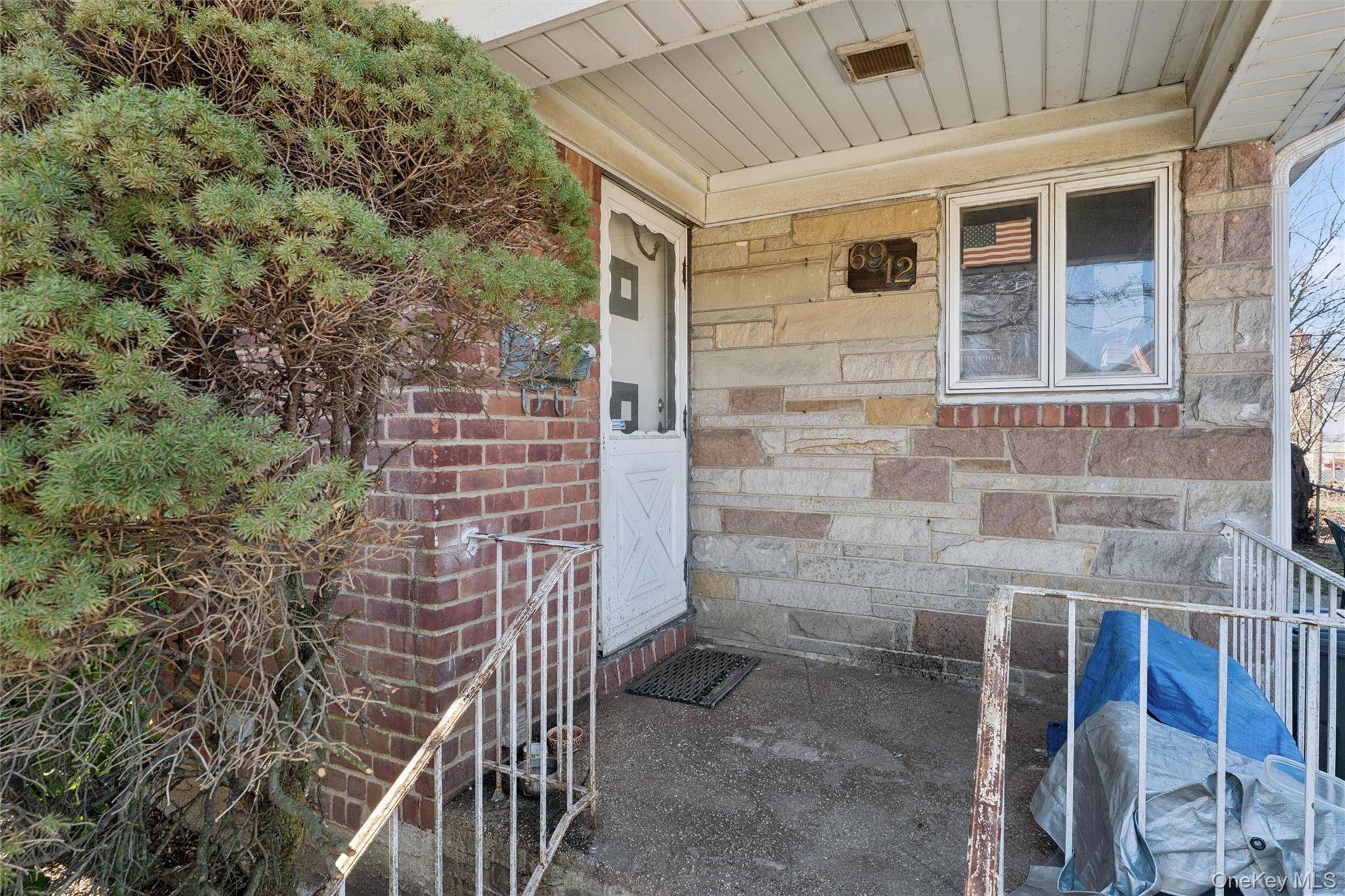 6912 Cloverdale BLVD, Oakland Gardens, NY 11364