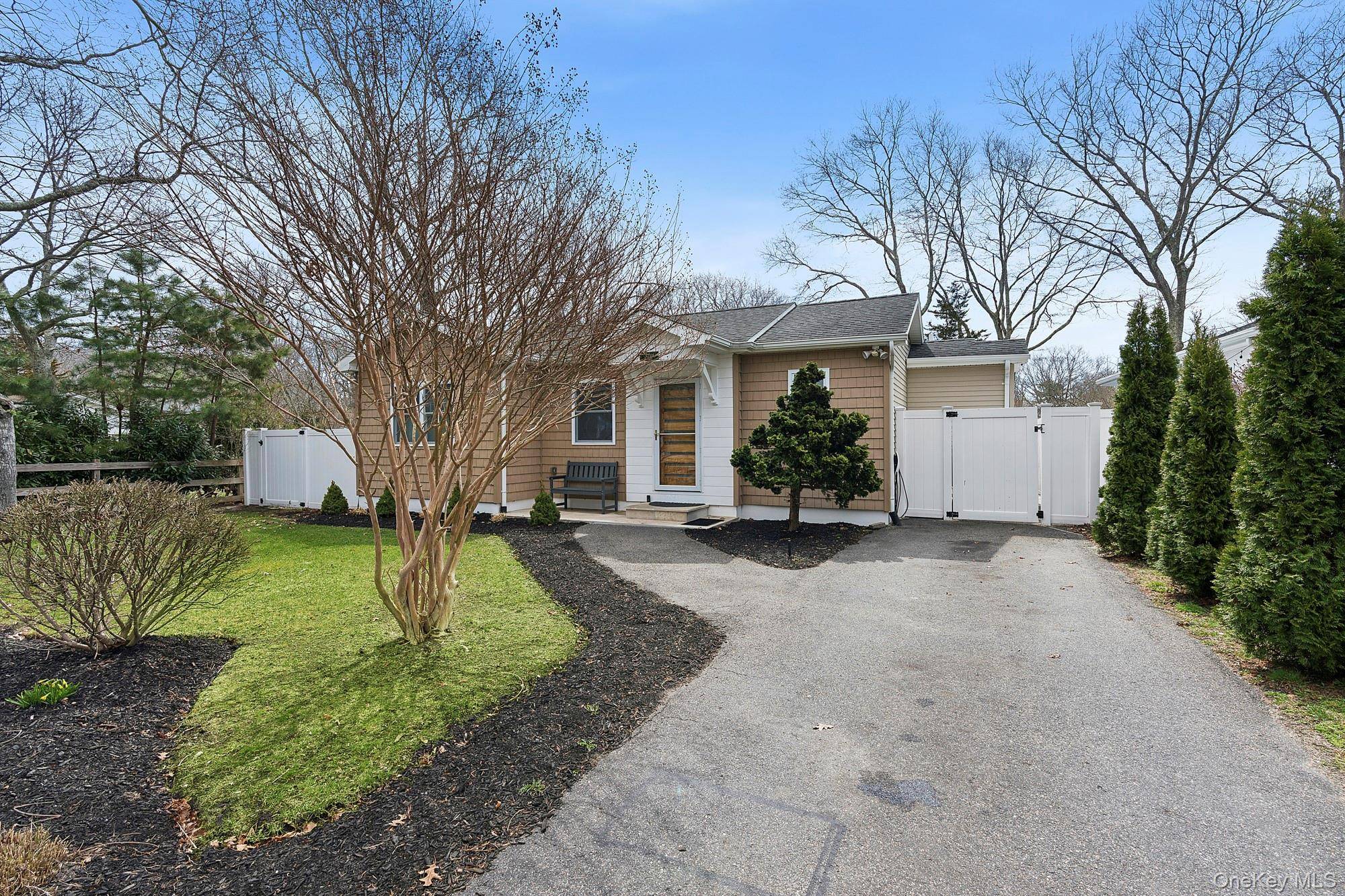 24 Woodridge RD, Hampton Bays, NY 11946