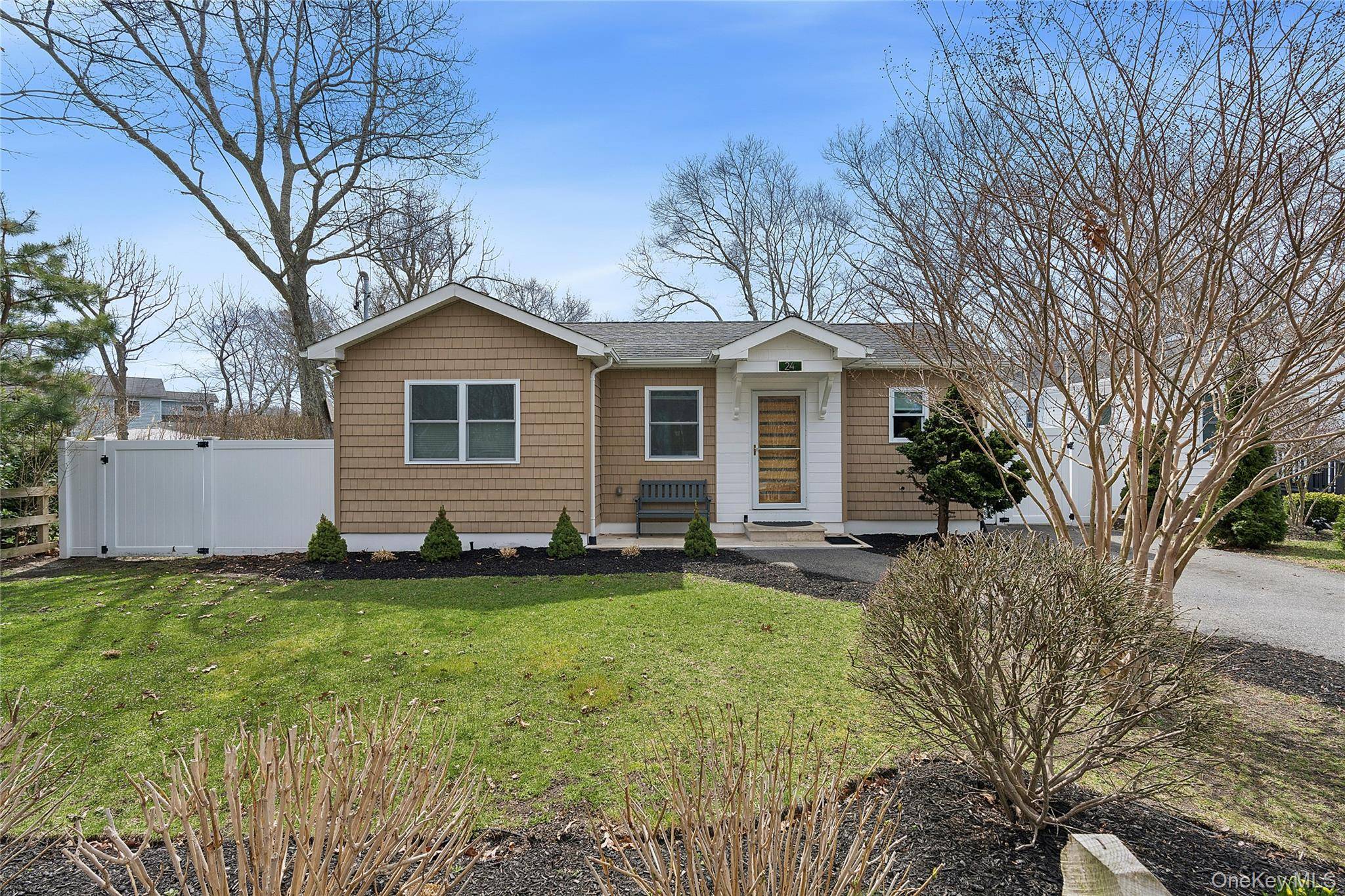 24 Woodridge RD, Hampton Bays, NY 11946