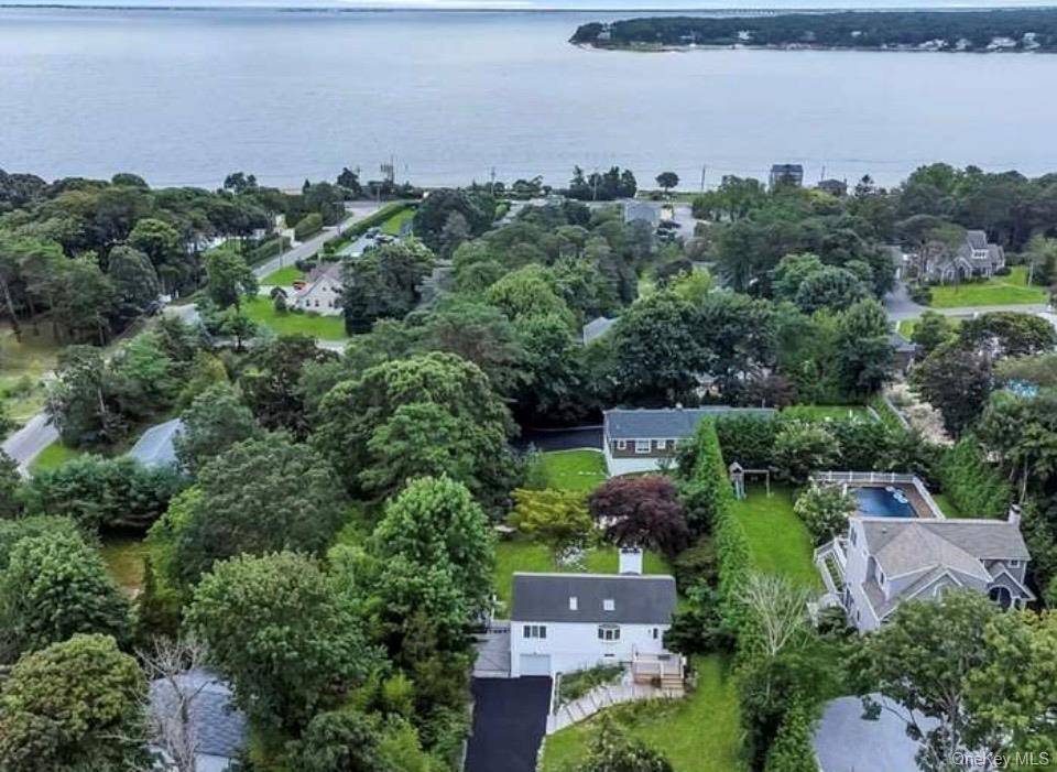 12 Ridge LN, Hampton Bays, NY 11946