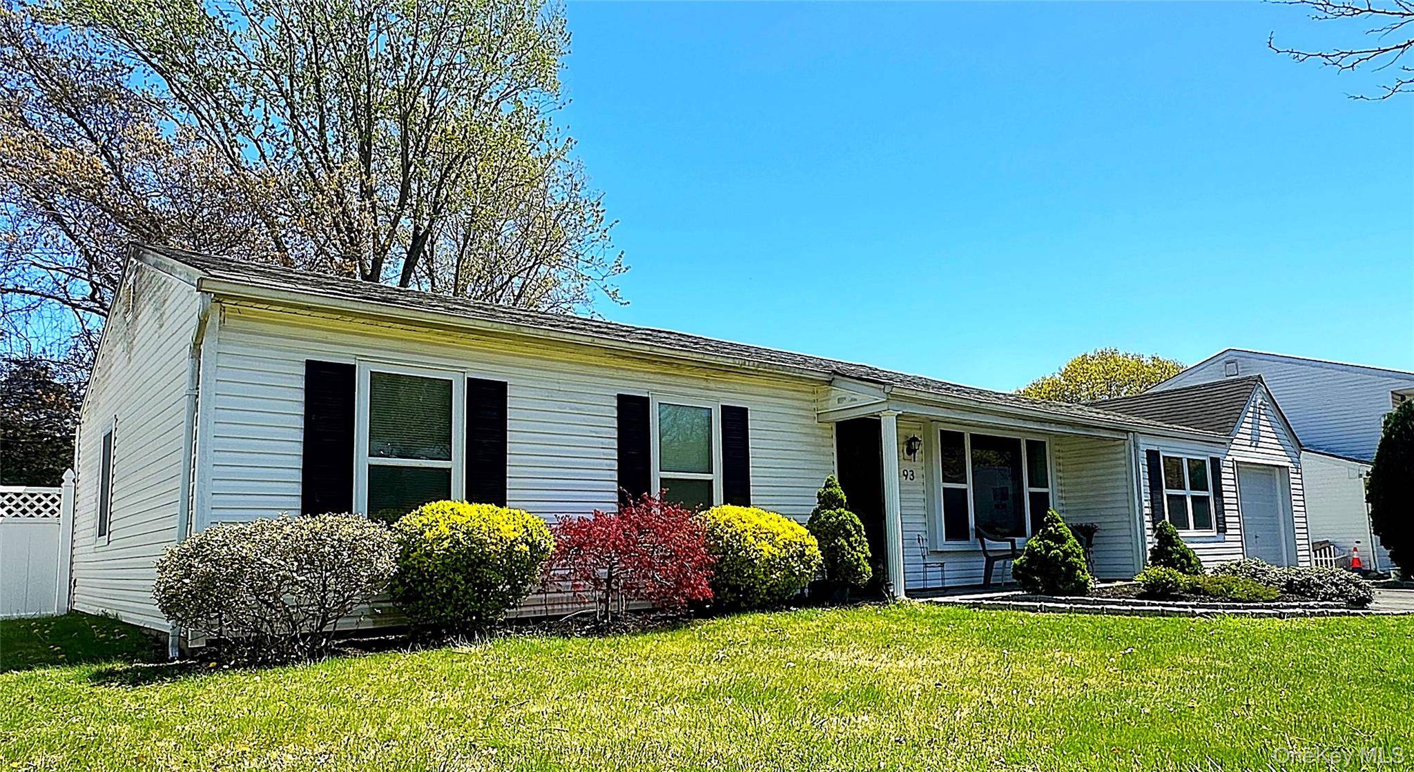 93 Burleigh DR, Holbrook, NY 11741