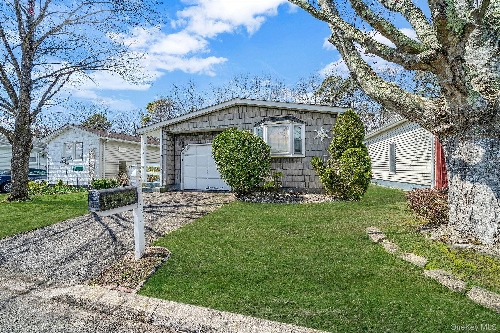 191 Village CIR, Manorville, NY 11949