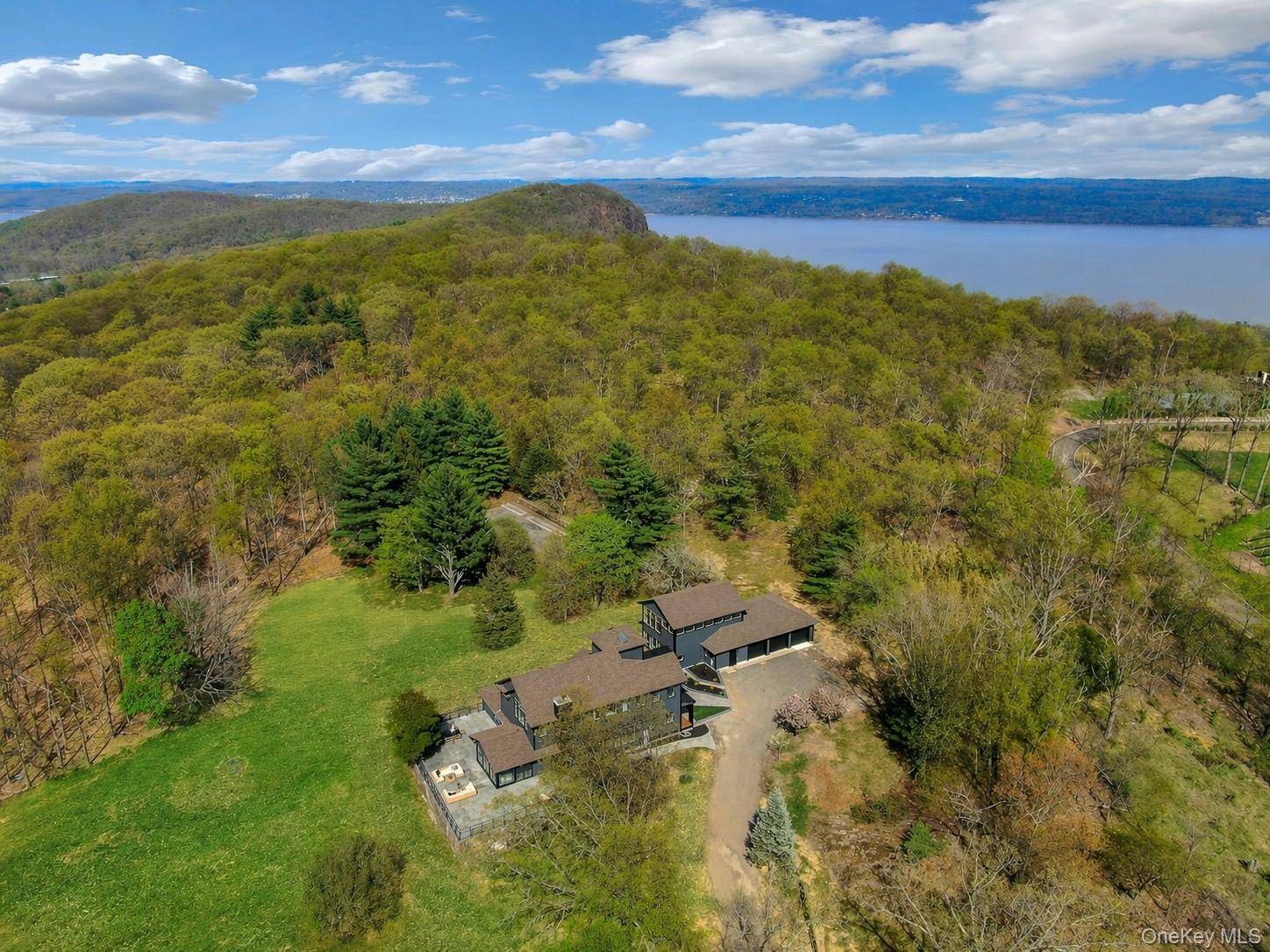20 Old Stone RD, Valley Cottage, NY 10989