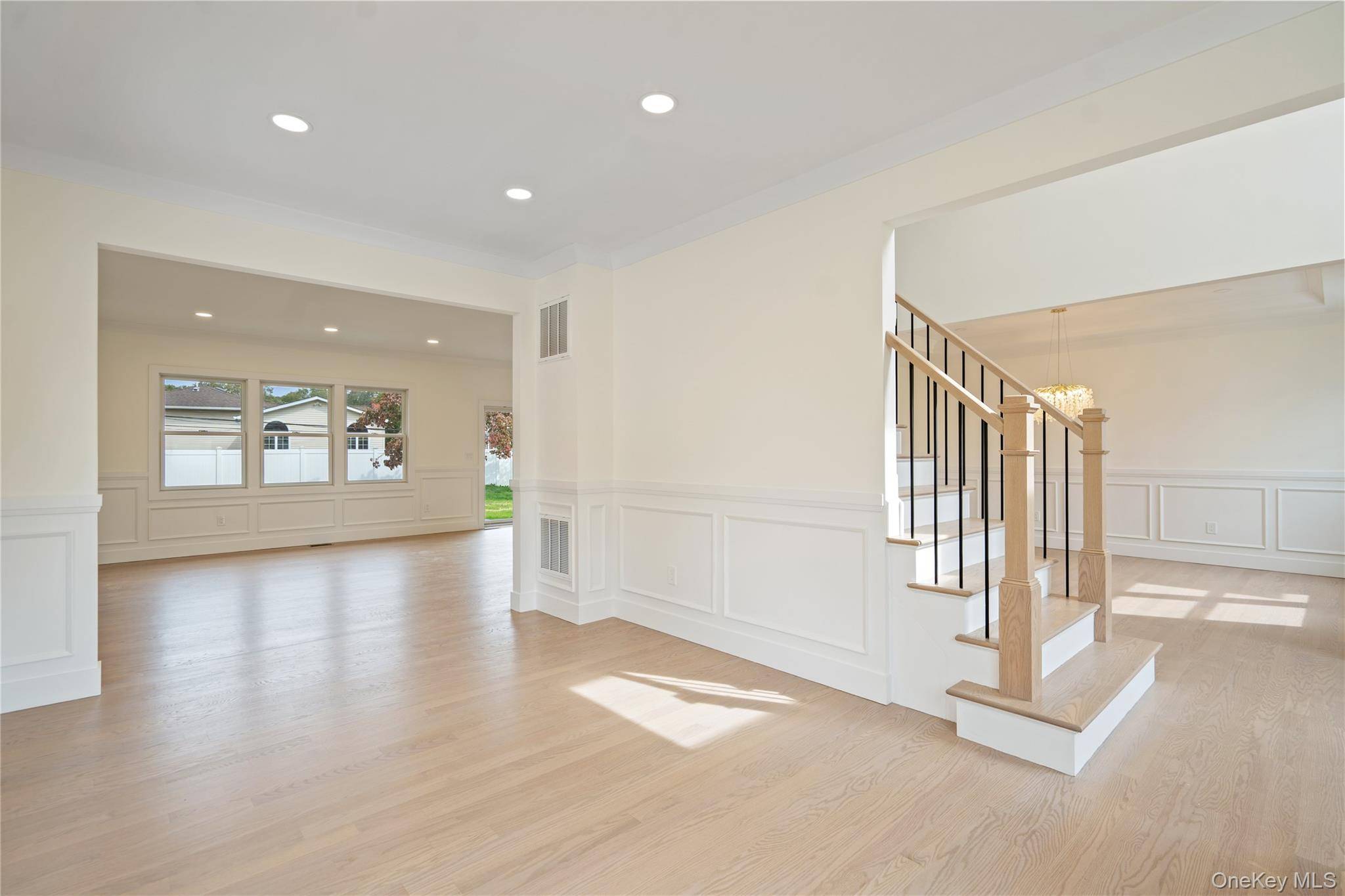 27 Belmont CIR, Syosset, NY 11791