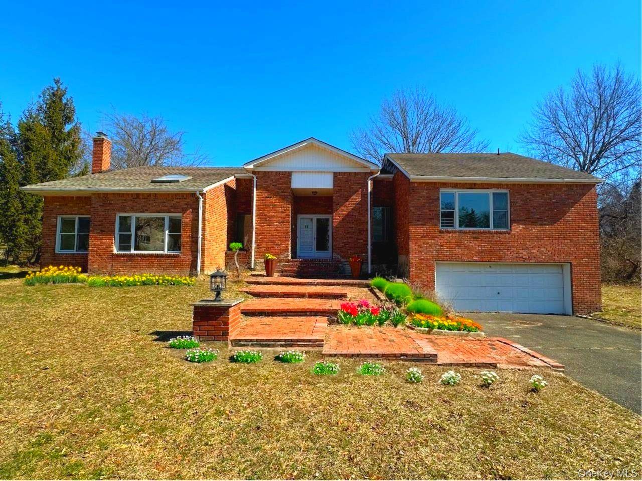 106 Woods DR, Roslyn, NY 11576