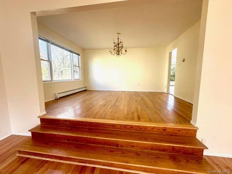 106 Woods DR, Roslyn, NY 11576