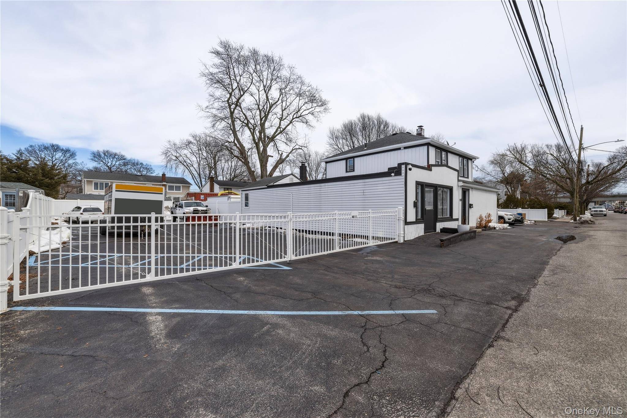 150 N Delaware AVE, Lindenhurst, NY 11757