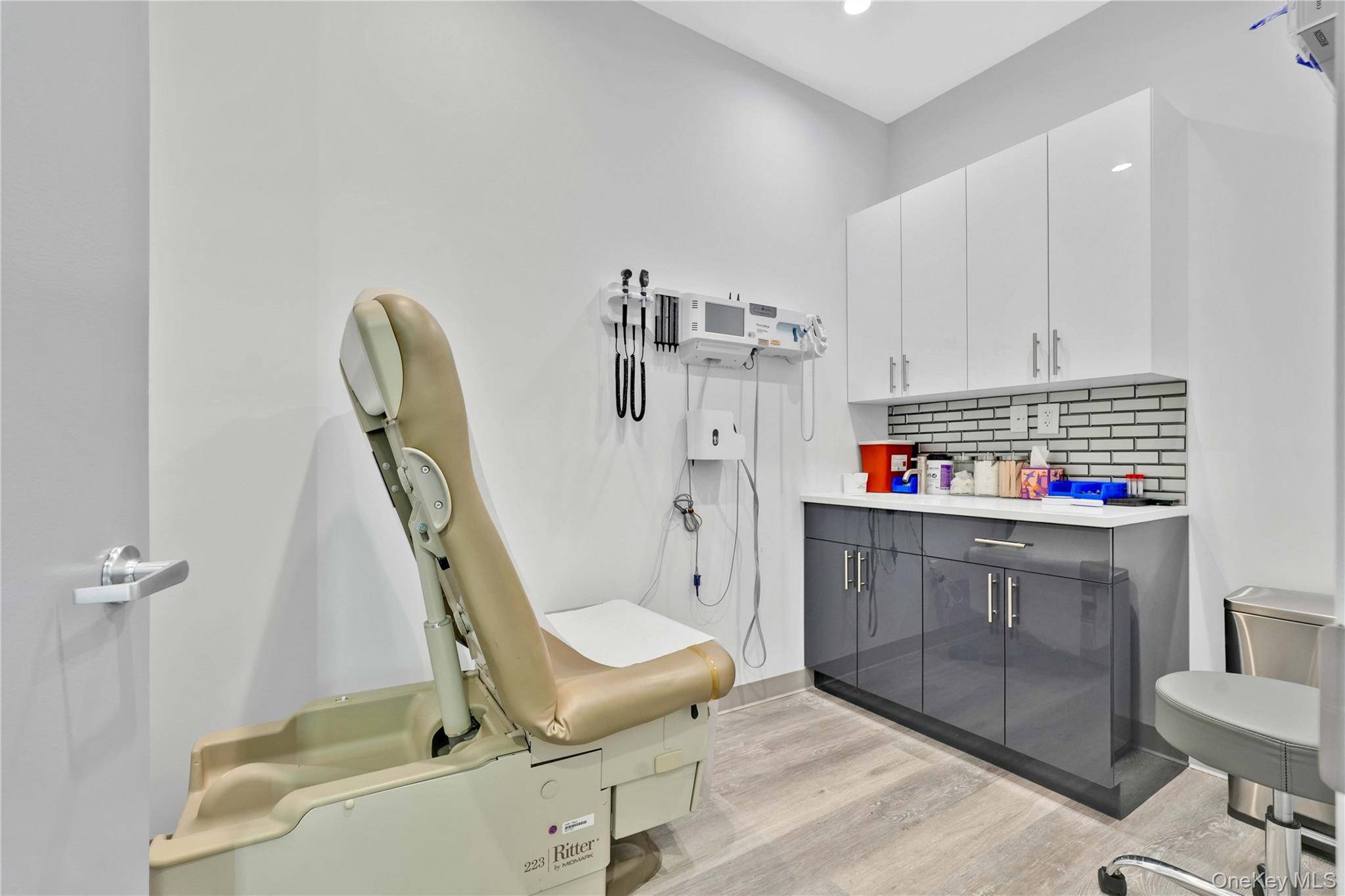 65-27 Roosevelt Ave, Woodside, NY 11377