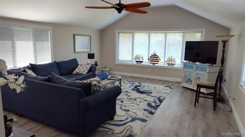 1 Washington AVE, Hampton Bays, NY 11946