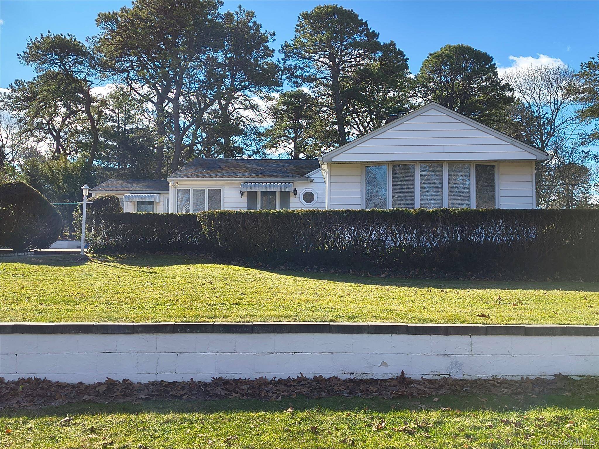 1 Washington AVE, Hampton Bays, NY 11946