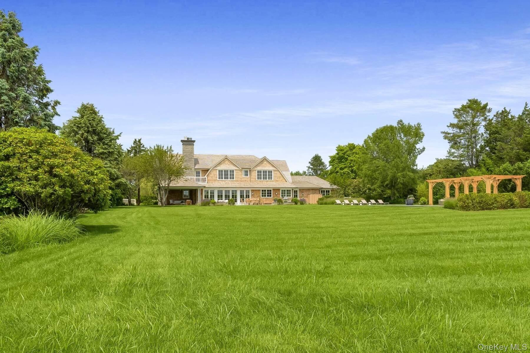571 Pauls LN, Bridgehampton, NY 11932