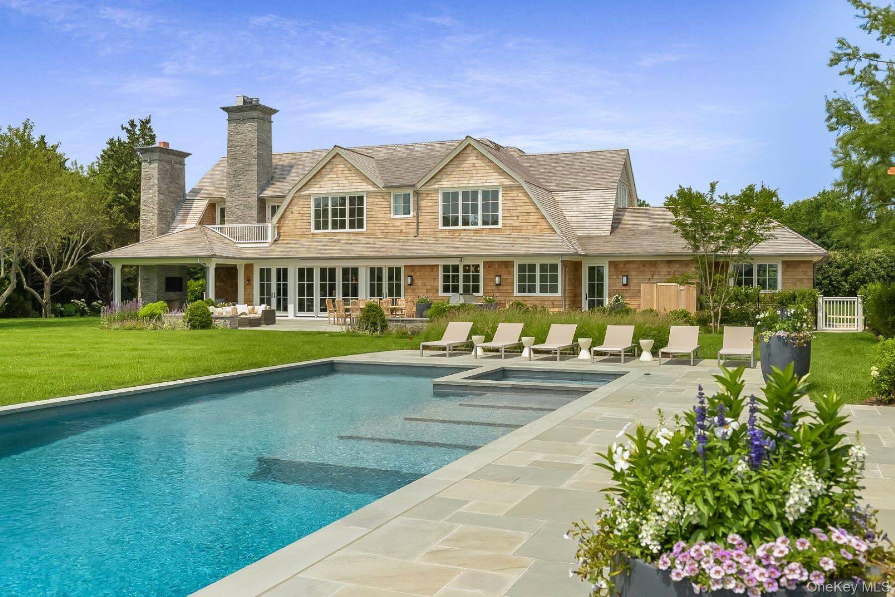 571 Pauls LN, Bridgehampton, NY 11932