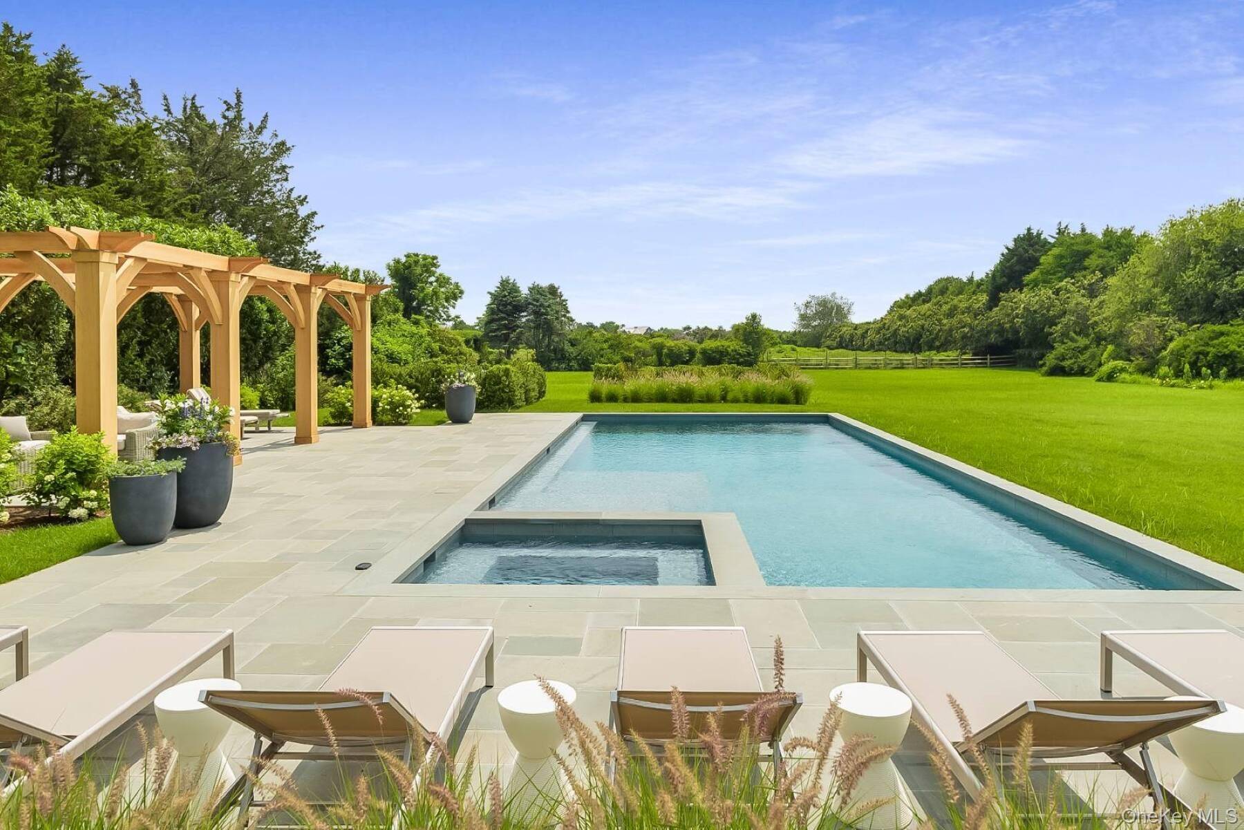 571 Pauls LN, Bridgehampton, NY 11932