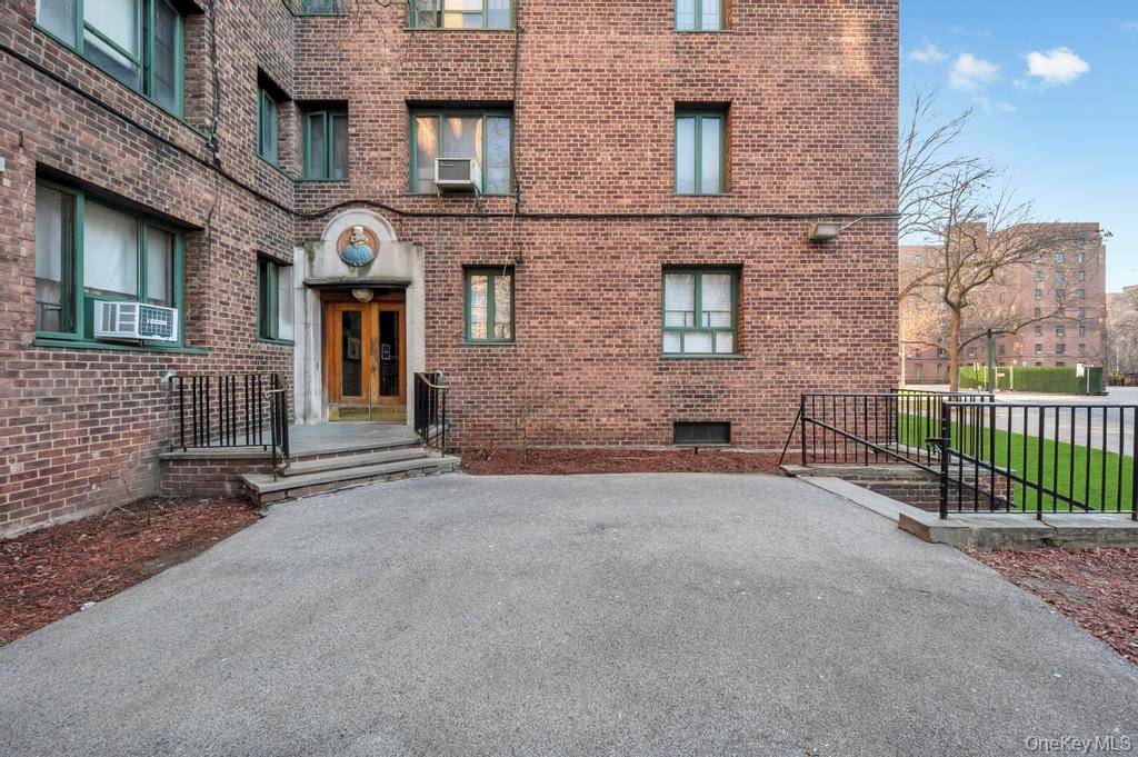 1690 Metropolitan AVE #1E, Bronx, NY 10462