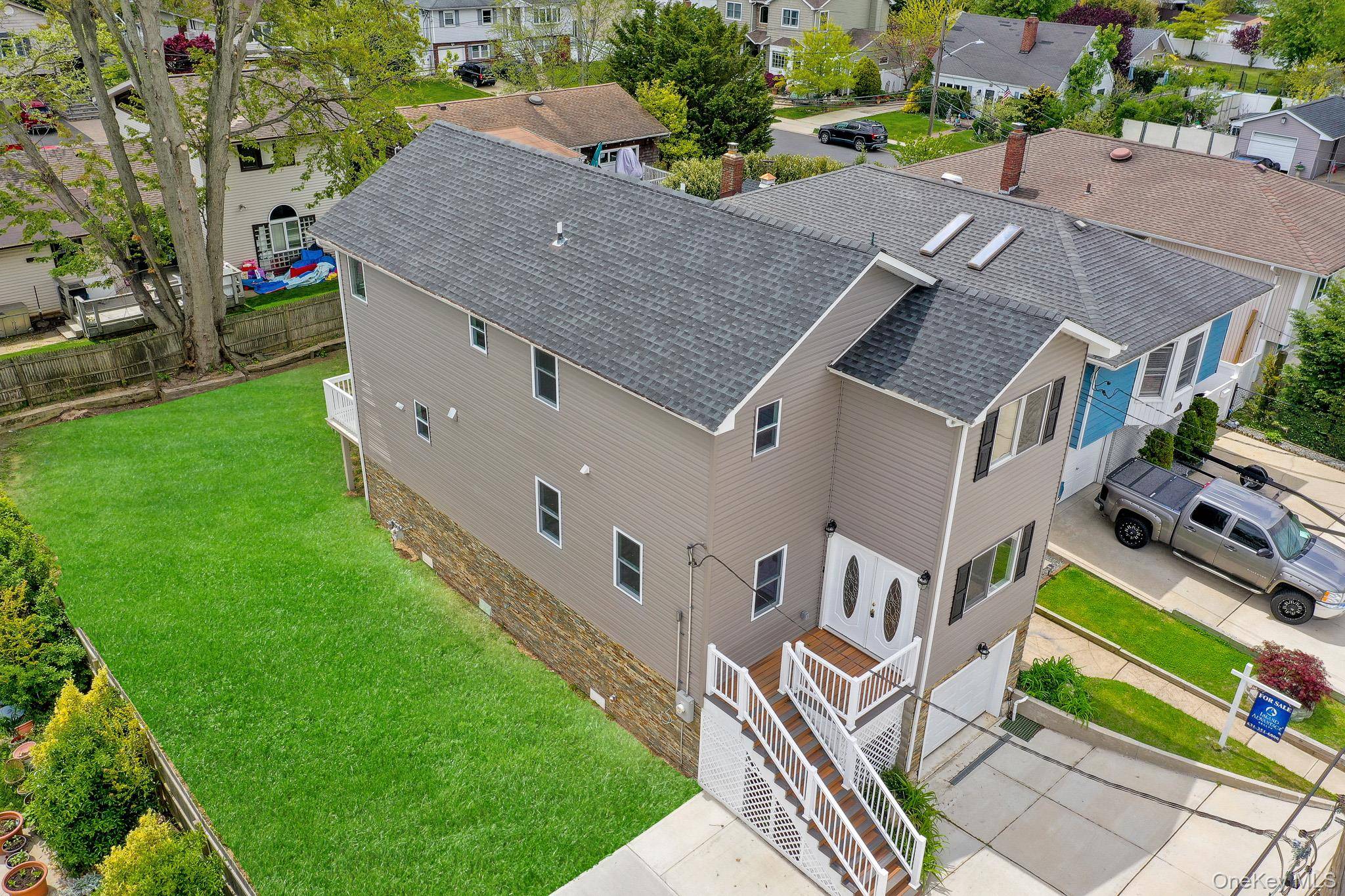 1010 California PL, Island Park, NY 11558