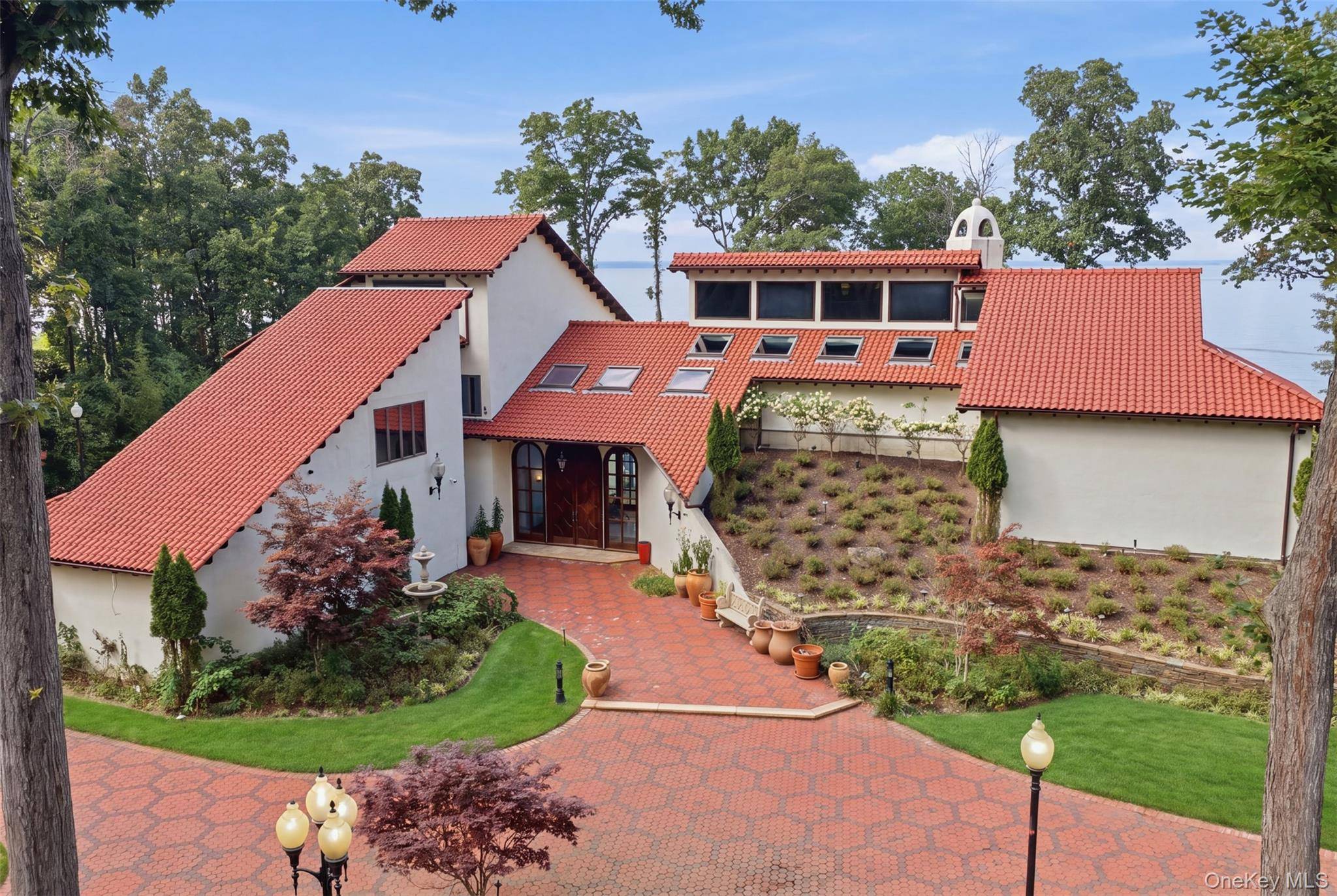 1 Sea Crest DR, Lloyd Neck, NY 11743