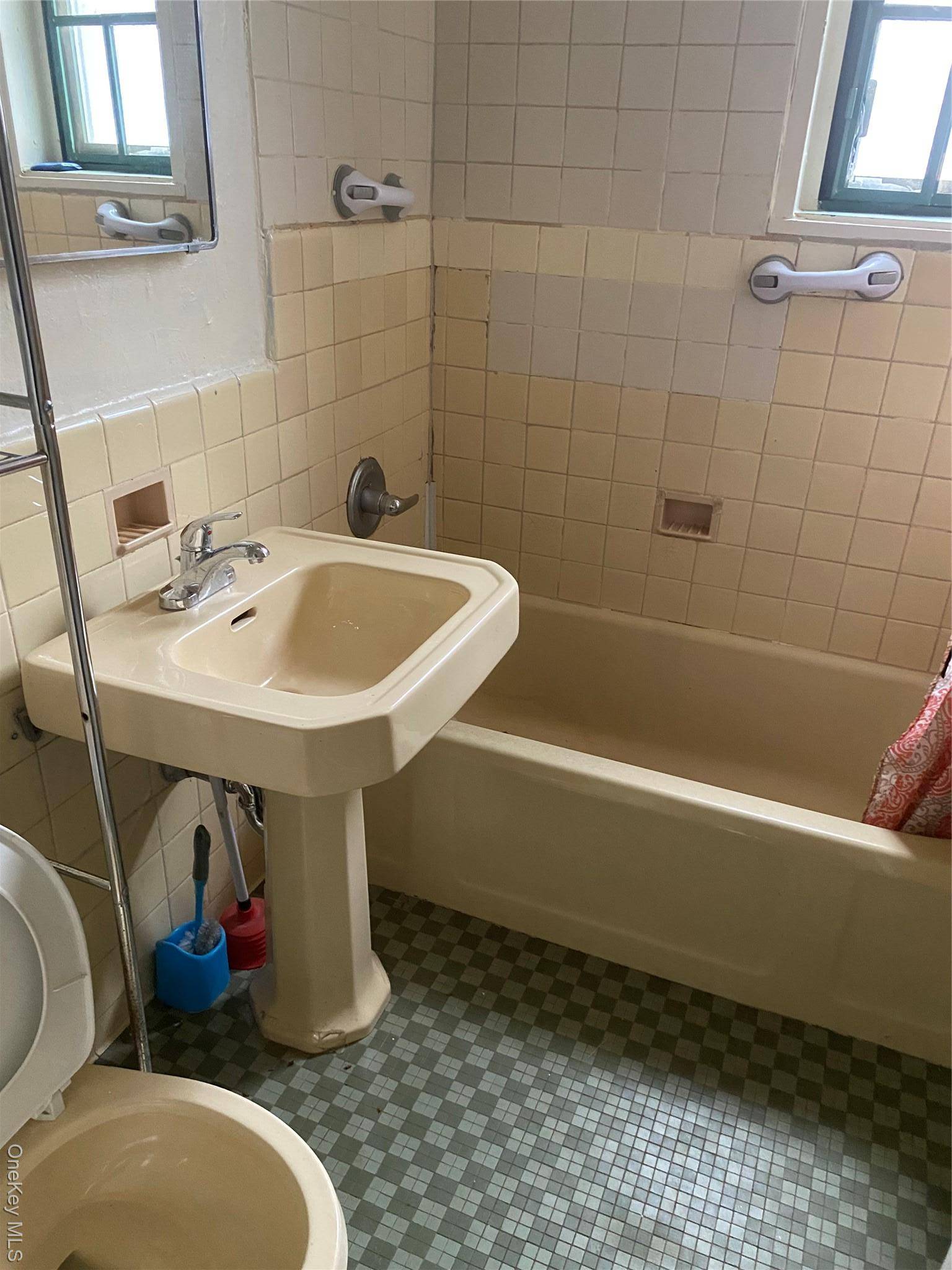 1469 West AVE #1F, Bronx, NY 10462