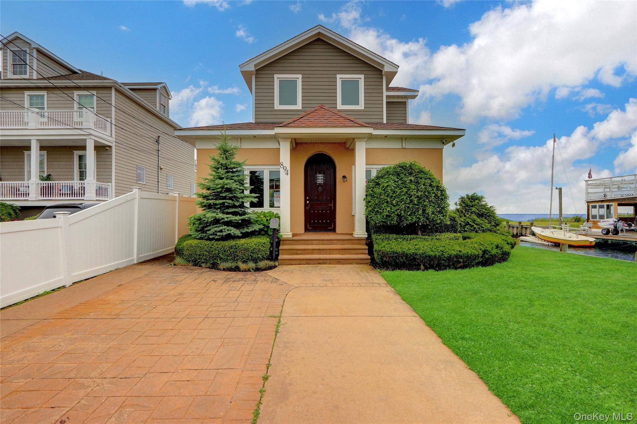 894 Bay 9th ST, West Islip, NY 11795