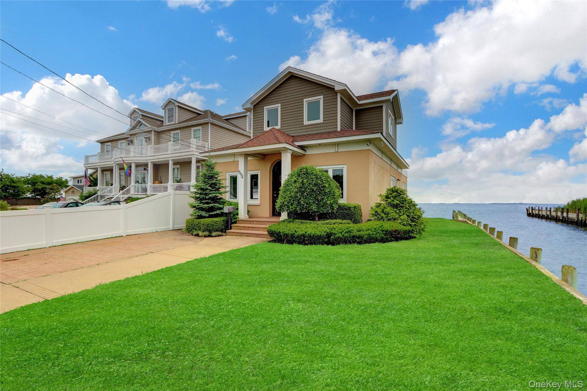 894 Bay 9th ST, West Islip, NY 11795