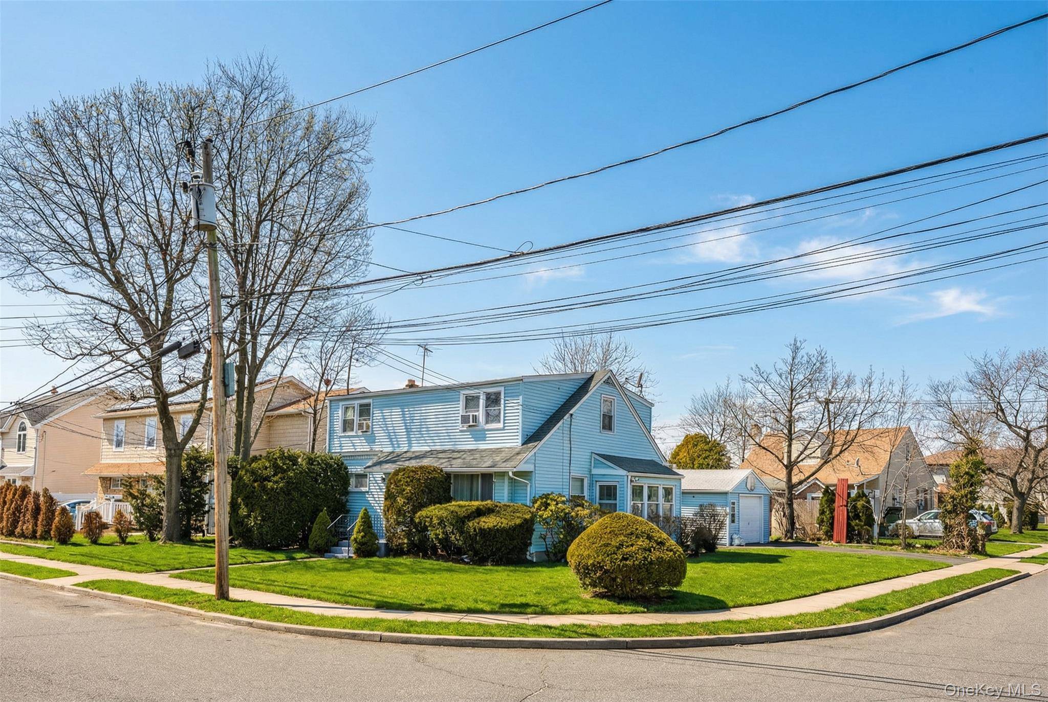 282 Caryl DR, Lawrence, NY 11559