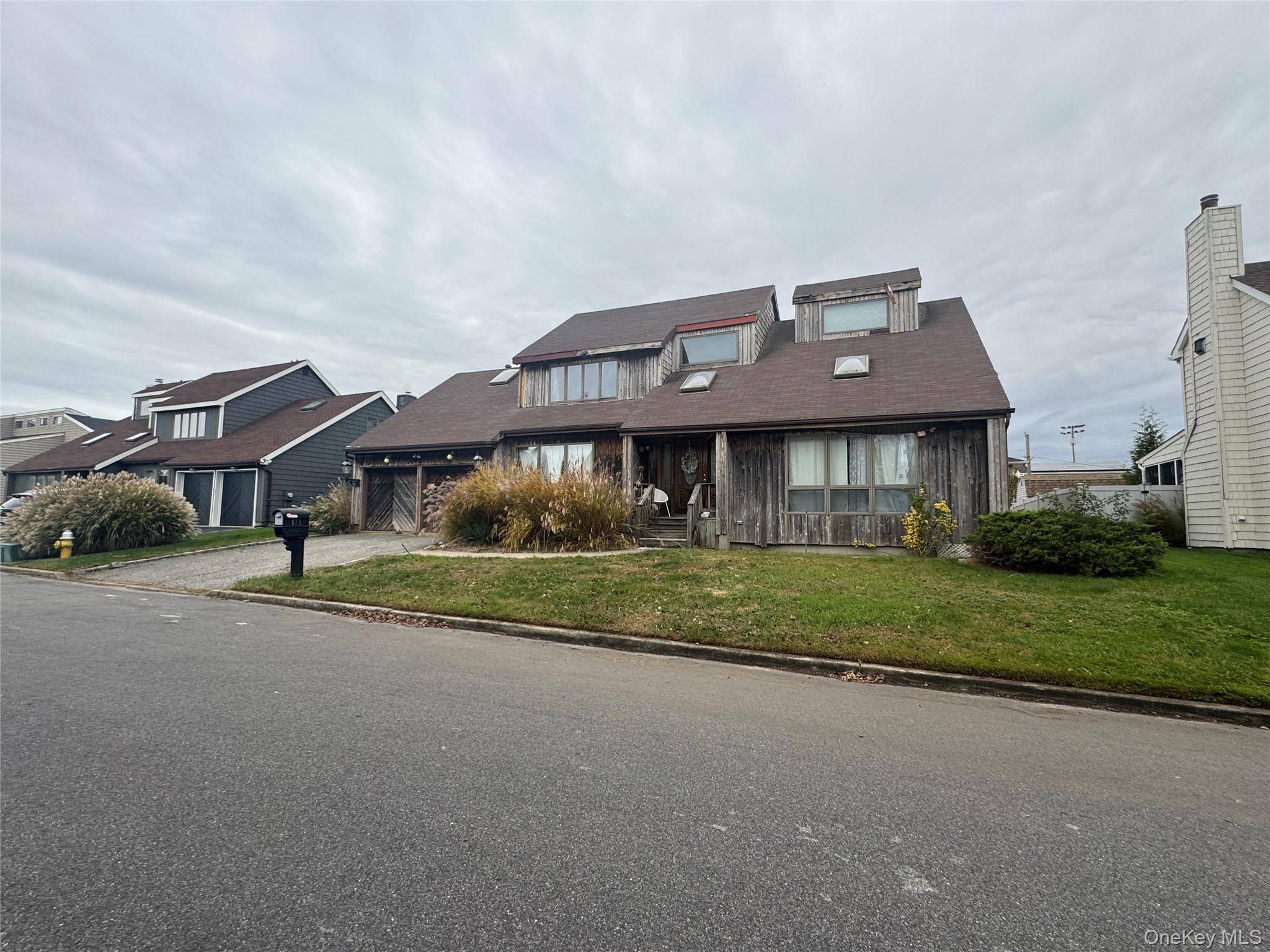 815 Anthony DR, Lindenhurst, NY 11757