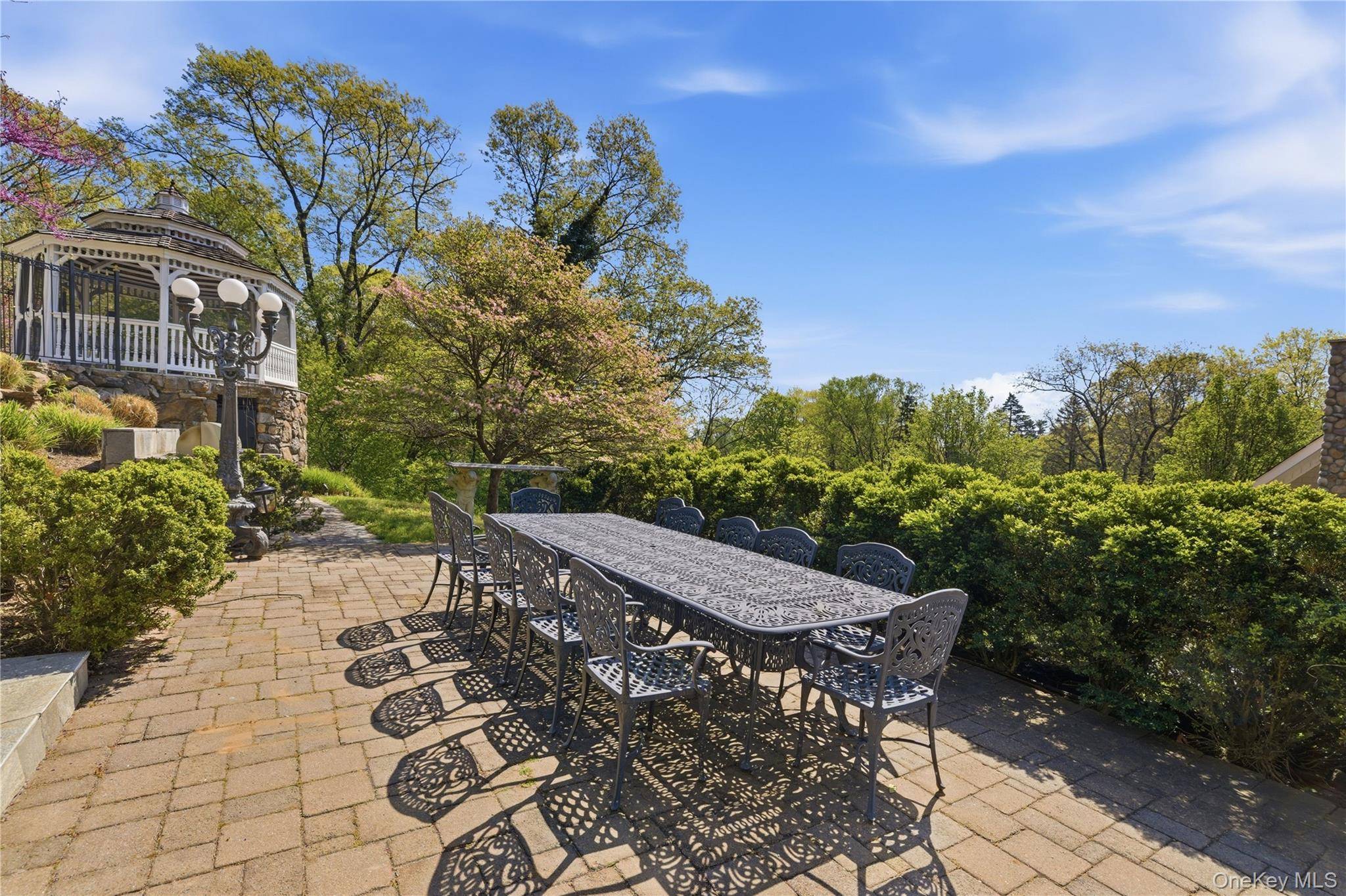 33 Greenbriar DR, Chappaqua, NY 10514